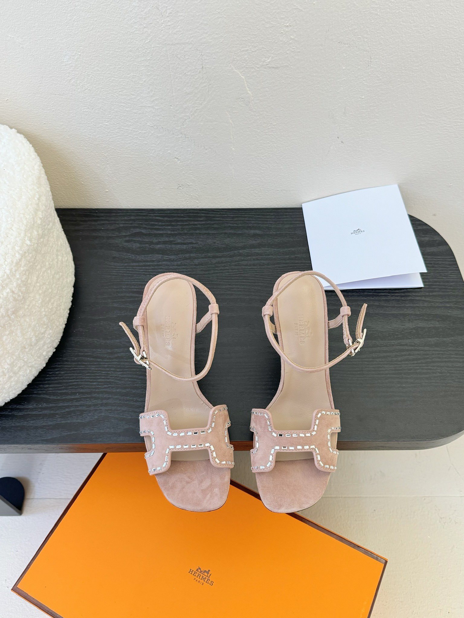 NO:238723,Hermes' latest kelly buckle fashion shoes mid-heel piping sandals classic style, matched with the recognizable Majia hardware buckle, super versatile and fashionable, many celebrities and celebrities are essential for grass in spring and summer, free and comfortable and high-end feel, cashmere upper, inner sheepskin, sole Italian leather outsole, size 35-41 (40 41 custom made without return), sandals, hermes, hermes, sandals, sheepskin, Leather soles19860909Hermes爱马仕春夏最新kelly扣时装鞋中跟滚边凉鞋经典的版型 搭配极具辨识度的马家五金扣 上脚超级百搭好看时髦 超多明星网红种草 春夏必备 随意舒适高级感 鞋面羊绒 内里羊皮 鞋底意大利真皮大底 码数35-41（40 41定做不退换）,凉鞋,hermes,hermes,sandals,sheepskin,Leather soles,Women's Shoes