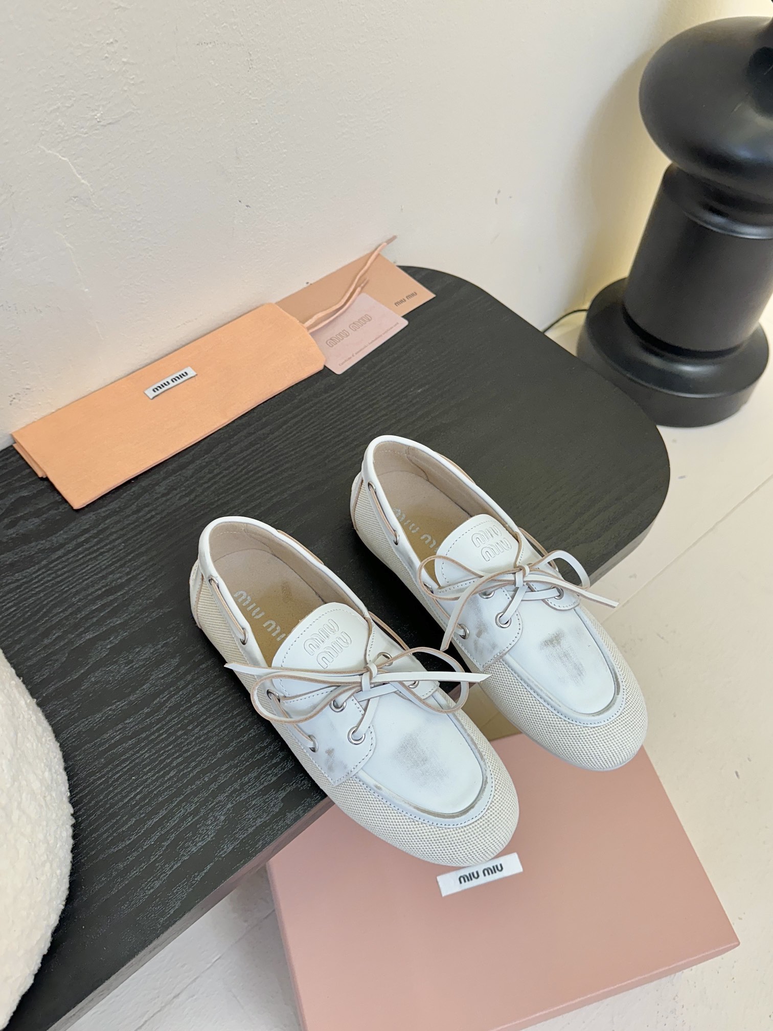 NO:231429,Miu Miu 25ss Spring and Summer Brock Ballet Loafers This Brock shoes have simple and classic lines, decorated with Miu Miu logo and other metal details. The upper is spliced ​​with cowhide and original molded fabric, sheepskin lining, tongue embossed logo, sole uses original molded rubber outsole Size#35-40 (40 custom made without return or exchange), loafers, miumiu, loafers, cowhide, sheepskin19860909Miu Miu 25ss 春夏季 布洛克 芭蕾舞 乐福鞋 这款布洛克鞋线条简约设计经典,饰以Miu Miu徽标 等金属细节. 鞋面采用了牛皮和原版开模布料拼接 羊皮衬里 鞋舌压花徽标 鞋底采用原版开模橡胶大底 Size#35-40（40订做不退换）,乐福鞋,miumiu,loafers,cowhide,sheepskin,Women's Shoes