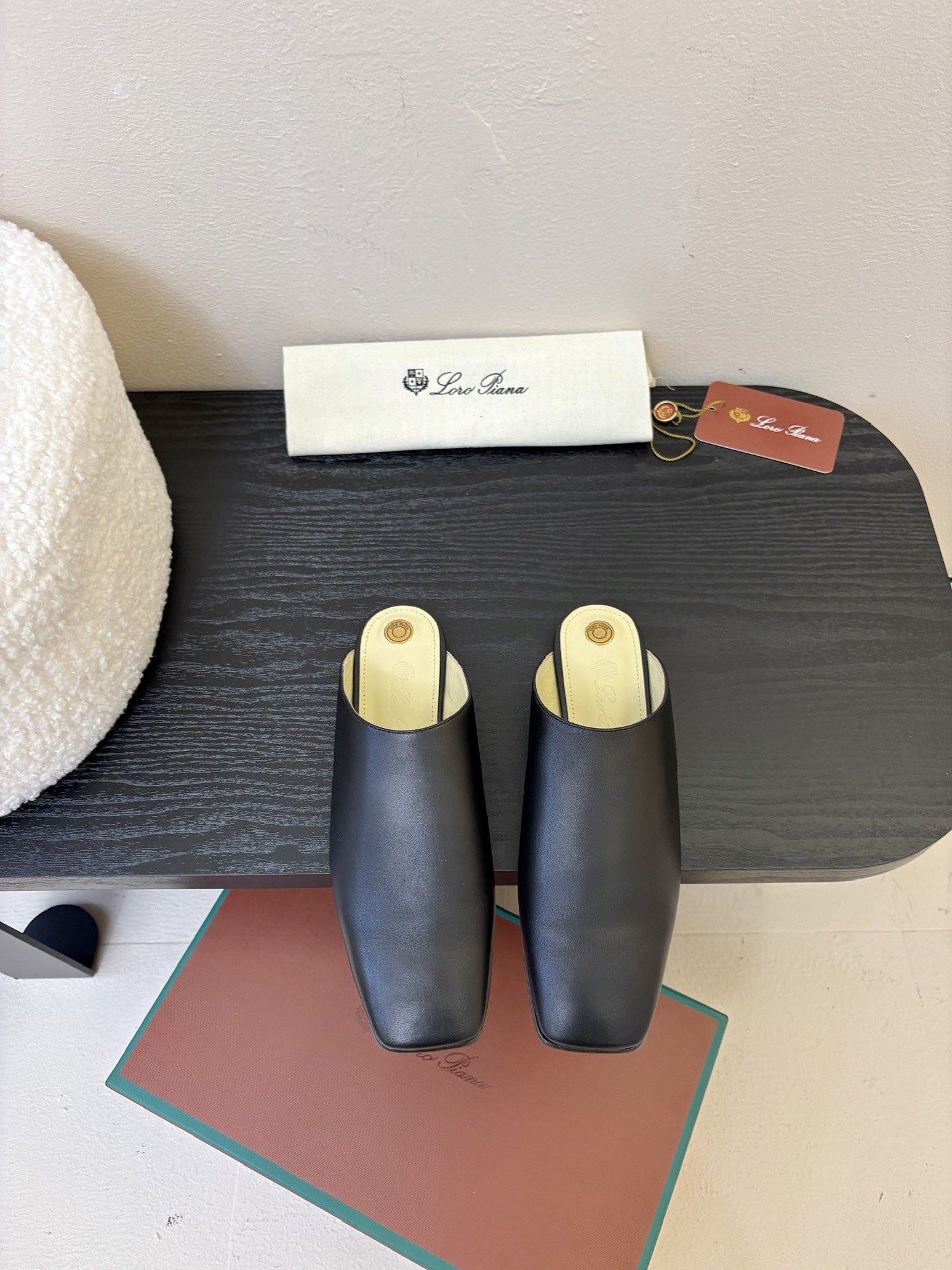 NO:231430,||Nuoyoupianya classic Muller half-stove shoes A pair of loafers that can travel thousands of miles a day ~ no longer need to use logos to prove quality and value. It naturally reveals a high-end and comfortable atmosphere. Simple and casual, non-floating, low-key and luxurious, the most comfortable material to wear~ Better for yourself~ Upper sheepskin inner sheepskin 35, 36, 37, 38, 39, (40 customization), semi-drag, loafers, sheepskin19860909||诺悠翩雅经典一脚蹬穆勒半托鞋 一双可以日行万里的乐福鞋～早已不需用logo来证明品质和价值 自然而然的透露着 高级而舒适的气息 简单随性、不浮不躁、低调奢华、穿最舒服的材质～对自己更好一点儿～ 鞋面羊皮 内里羊皮 35、36、37、38、39、（40定制）,半拖,loafers,sheepskin,Women's Shoes