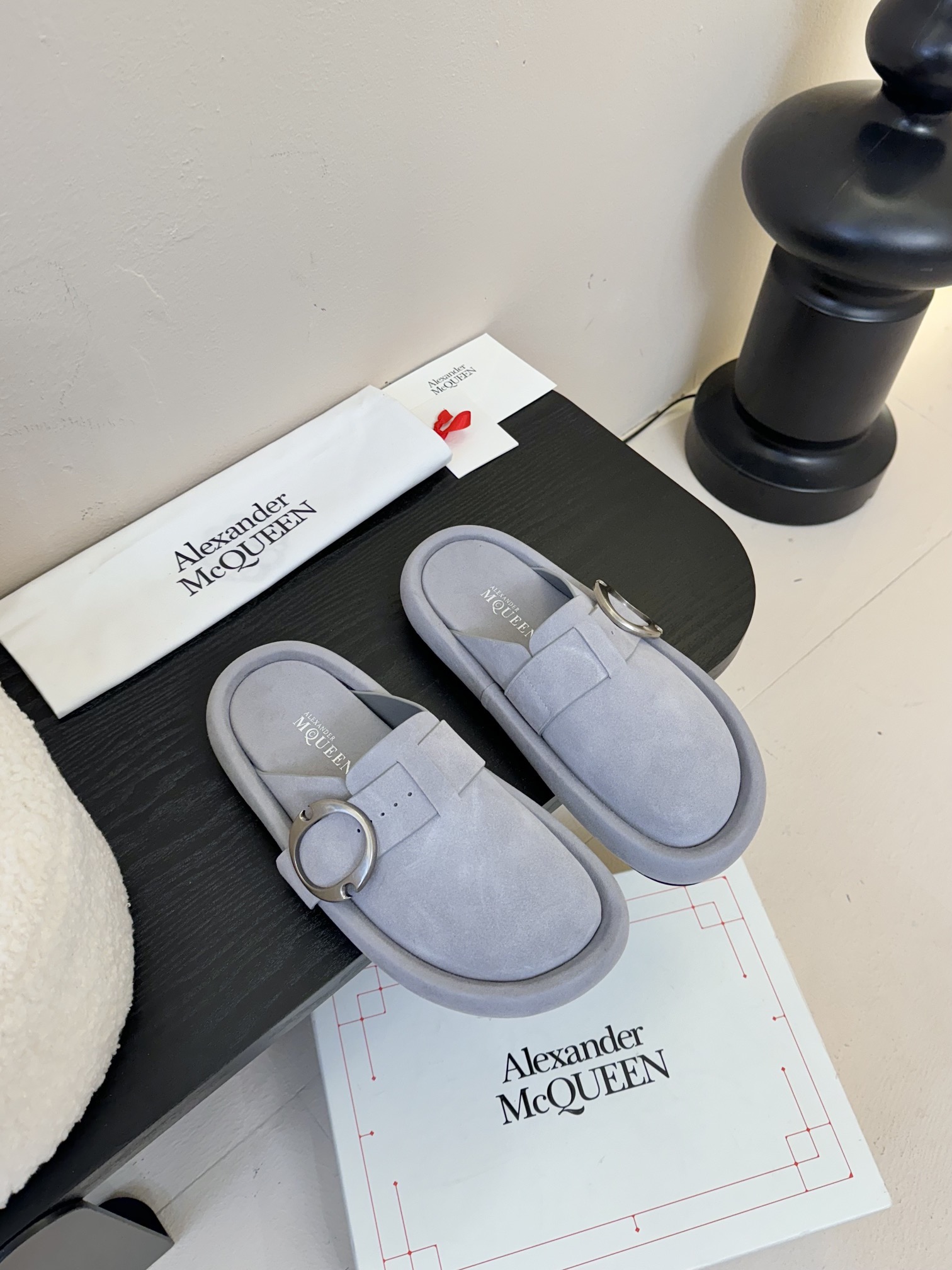 NO:231413,Men's 10 McQueen's new spring and summer Birken half-wheel/big toe shoes Cute and interesting round toe paired with metal arc buckles for embellishment. The sole is imprinted skull pattern mcqueen logo. It is particularly beautiful, the overall design is simple and elegant. A must-have item for fashionable and exquisite daily wear!  Imported calfskin   suede // sheepskin inner lining Original rubber foam sole Comfortable and non-slip Couple Size: 35-45 (female 40, male 45 customized, non-return and exchange), semi-torch, alexander mcqueen, cowhide, sheepskin, chamois leather19860909男10 麦昆春夏新款勃肯半拖/大头鞋 可爱有趣的圆形鞋头搭配金属arc搭扣饰以点缀 鞋底压印骷髅图案 mcqueen标志 特别的好看, 整体设计简约大方 时髦精日常穿搭必备单品！ 鞋面进口小牛皮 麂皮 //羊皮内里 原版橡胶发泡大底 舒适防滑 情侣Size: 35-45（女40 男45订做不退换）,半拖,alexander mcqueen,cowhide,sheepskin,chamois leather,Women's Shoes