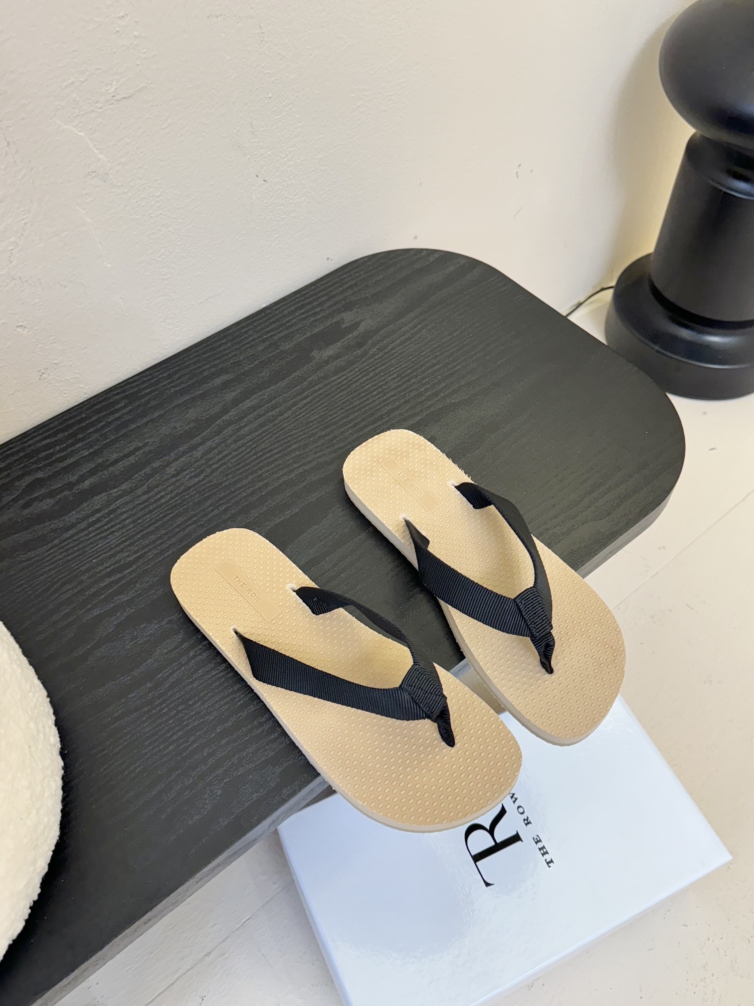 NO:231424,The Row Dune Flip Flops Couple Outfit The Row 2025 Early Spring Series shows a comfortable and simple outfit! The new Dune Flip Flops Sandals, the clips are made of grosgrain cotton, and are equipped with a textured footbed and lightweight rubber sole. Through the reinterpretation of the classic style, the new color scheme is used to inject new vitality into the brand. Size 35-45, split-toe shoes, sandals, slippers19860909The Row Dune人字拖鞋 情侣装 The Row 2025早春系列展示了舒适自在的简约感穿搭! 新款 Dune人字拖凉鞋,夹脚采用罗缎棉质制成,并配有纹理感鞋床和轻质橡胶鞋底.通过对经典款式的重新诠释,采用新配色为品牌注入新活力.35-45码,分趾鞋,sandals,slippers,Women's Shoes