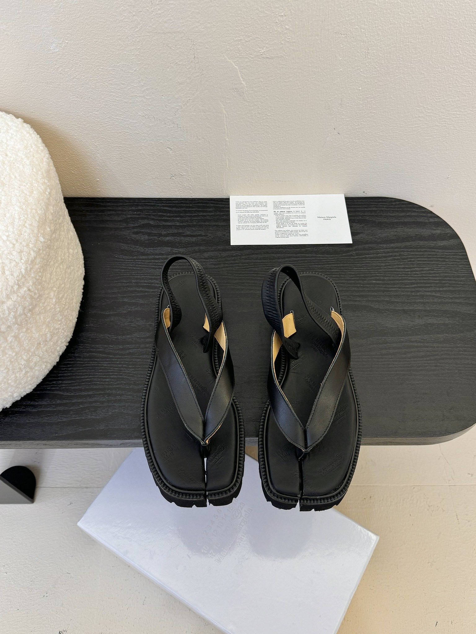 NO:231426,#Magira ballet Mary Jane single shoe split toe tabi slippers Magira logo split toe design with a little strap design is very simple and distinctive, comfortable and easy to wear and not tired, imported cowhide upper original molded sole size 35-40 (40 custom made without return or exchange), split toe shoes, masion margiela, mary jane, slippers, cowhide19860909#马吉拉芭蕾玛丽珍单鞋分趾tabi包头拖鞋马吉拉标志的分趾设计搭配一点点带子设计 很简约很有特色 脚感舒适好穿暴走不累 鞋面进口牛皮 原版原版开模鞋底 码数35-40（40定做不退不换）,分趾鞋,masion margiela,mary jane,slippers,cowhide,Women's Shoes