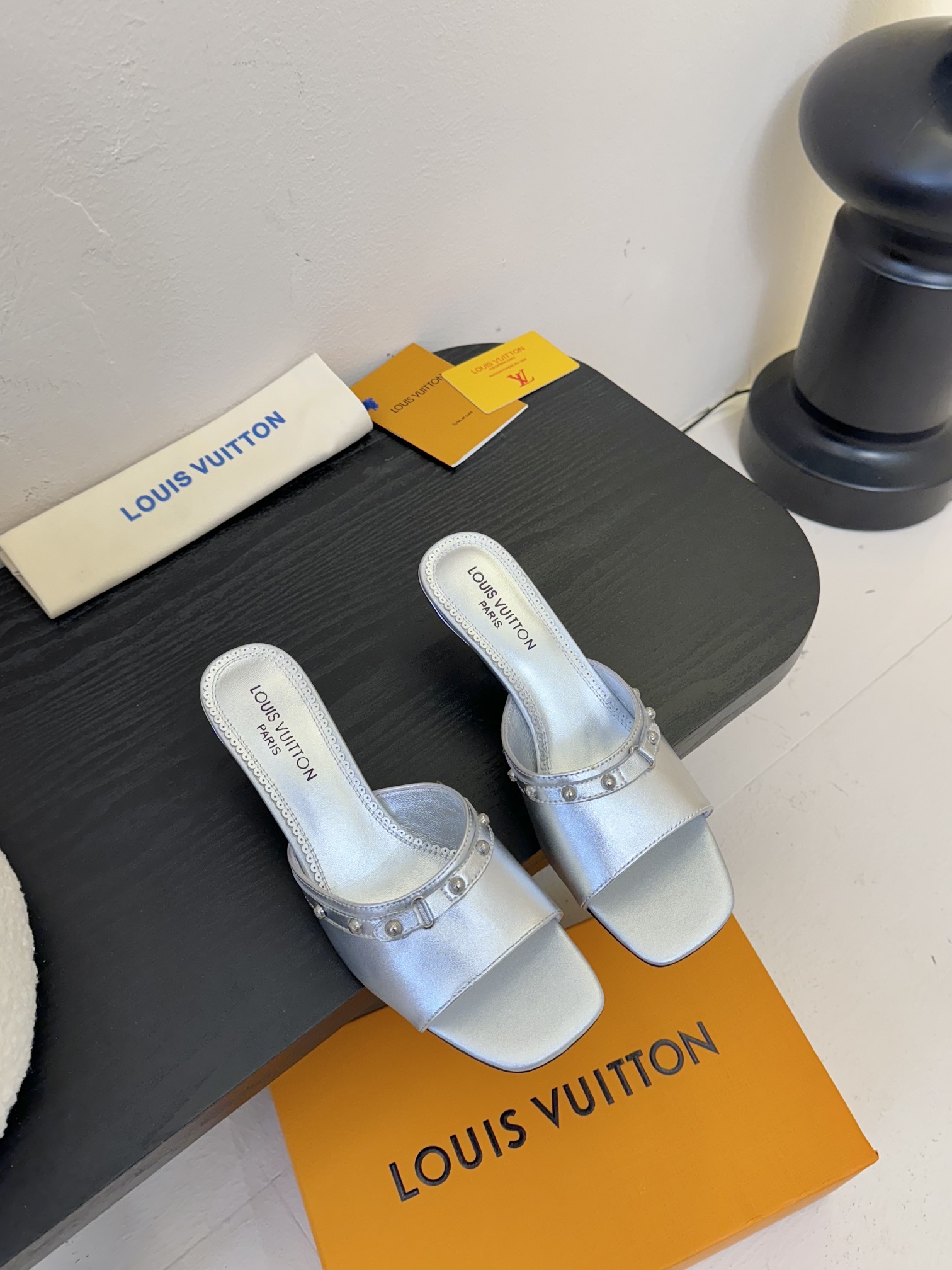 NO:231690,#Louis Vuitton Spring and Summer New Old Color Denim Denim Series Flat Heel Sandals/Kitten Heels Slippers, Retro and Pretty Denim Material, Sheepskin Inner, Genuine Sole Size35-39 (customized for 40/41, no return or exchange), Slippers, louis vuitton, sandals, slippers, sheepskin, Leather Soles19860909#路易威登春夏新品老花色 丹宁牛仔系列平跟凉鞋/小猫跟拖 复古上脚又好看 特定牛仔布材质 羊皮内里 真皮大底 Size35-39（40/41定做不退换）,拖鞋,louis vuitton,sandals,slippers,sheepskin,Leather soles,Women's Shoes