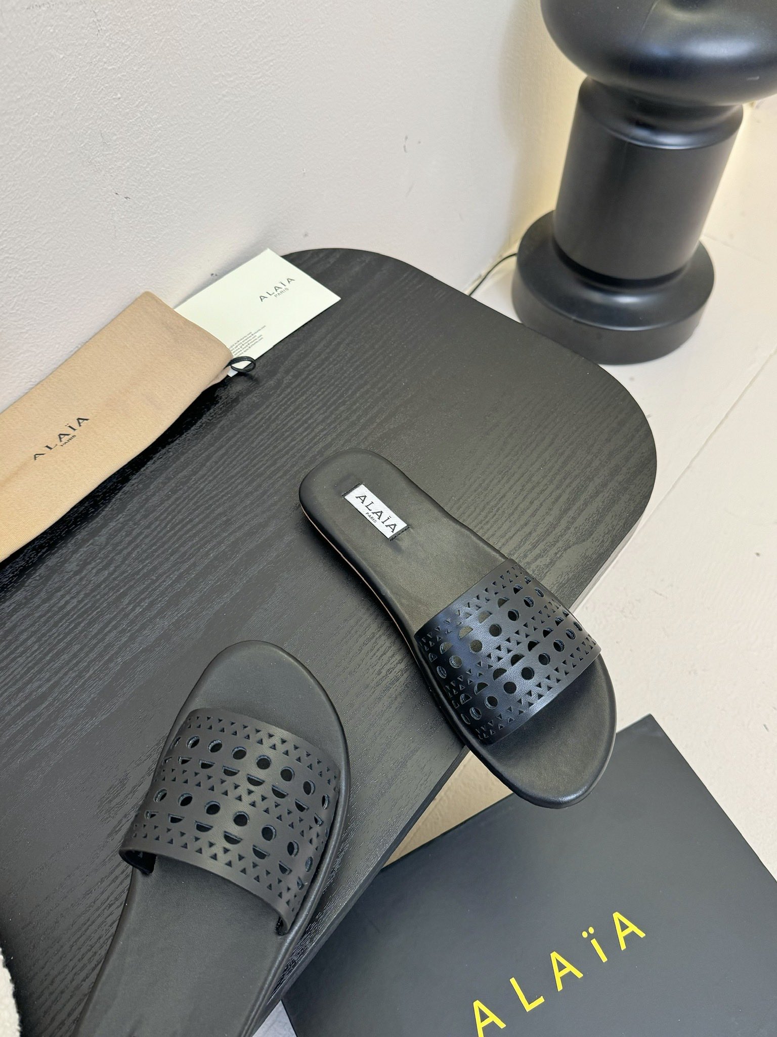 ALAÏA New Hollow-Out Flat Slippers, Super Soft Lambskin Leather, and Comfortable 5 i1742380715 8123 4