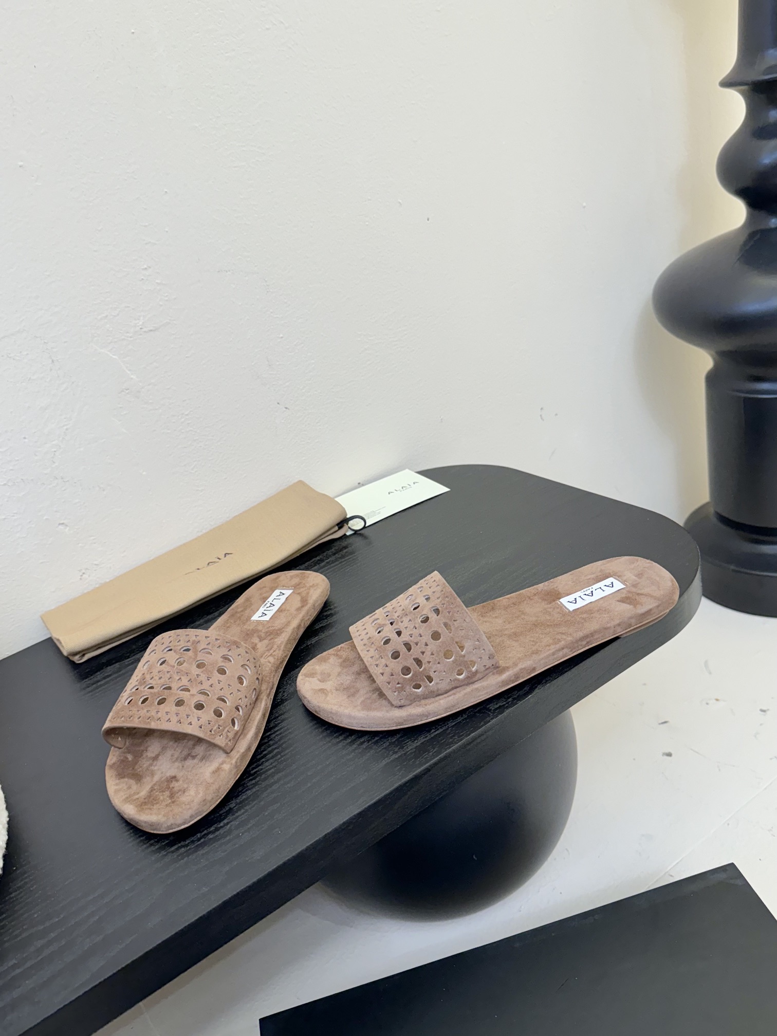 Alaïa New Hollow-Out Flat Sandals, Ultra-Soft, Comfortable, and Versatile 4 i1742380928 271 3