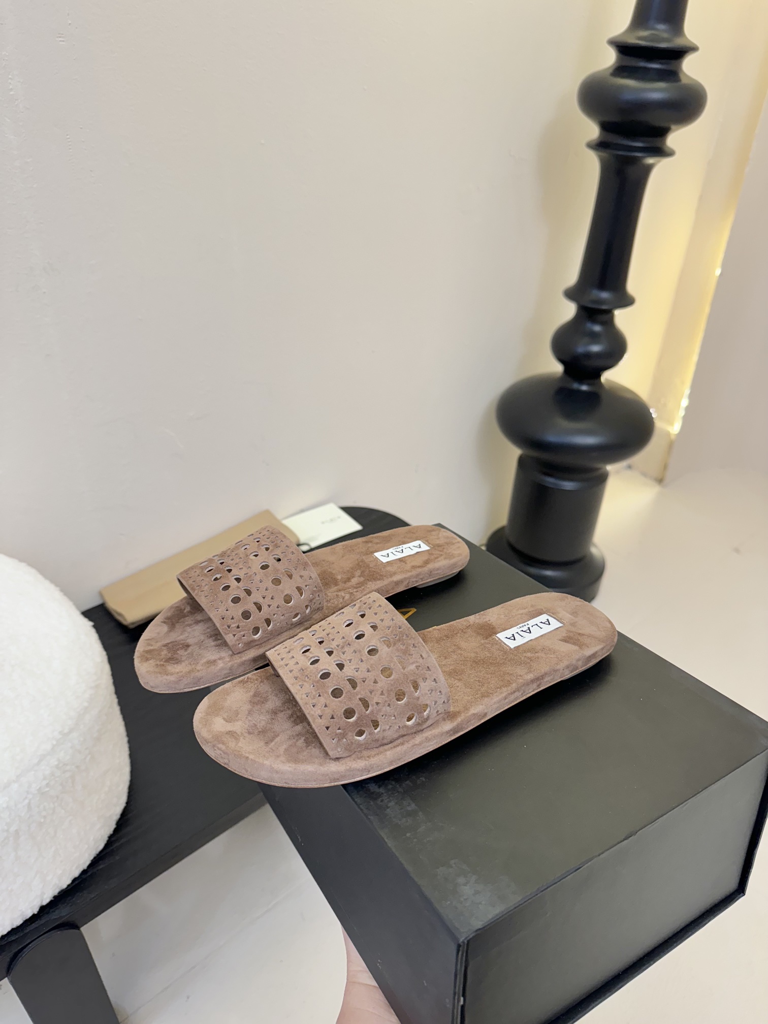 Alaïa New Hollow-Out Flat Sandals, Ultra-Soft, Comfortable, and Versatile 6 i1742380928 4786 4