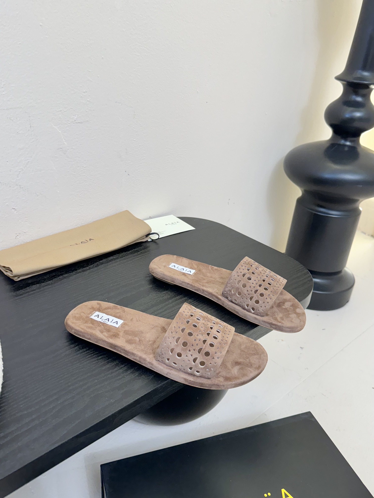 Alaïa New Hollow-Out Flat Sandals, Ultra-Soft, Comfortable, and Versatile 3 i1742380928 7167 0