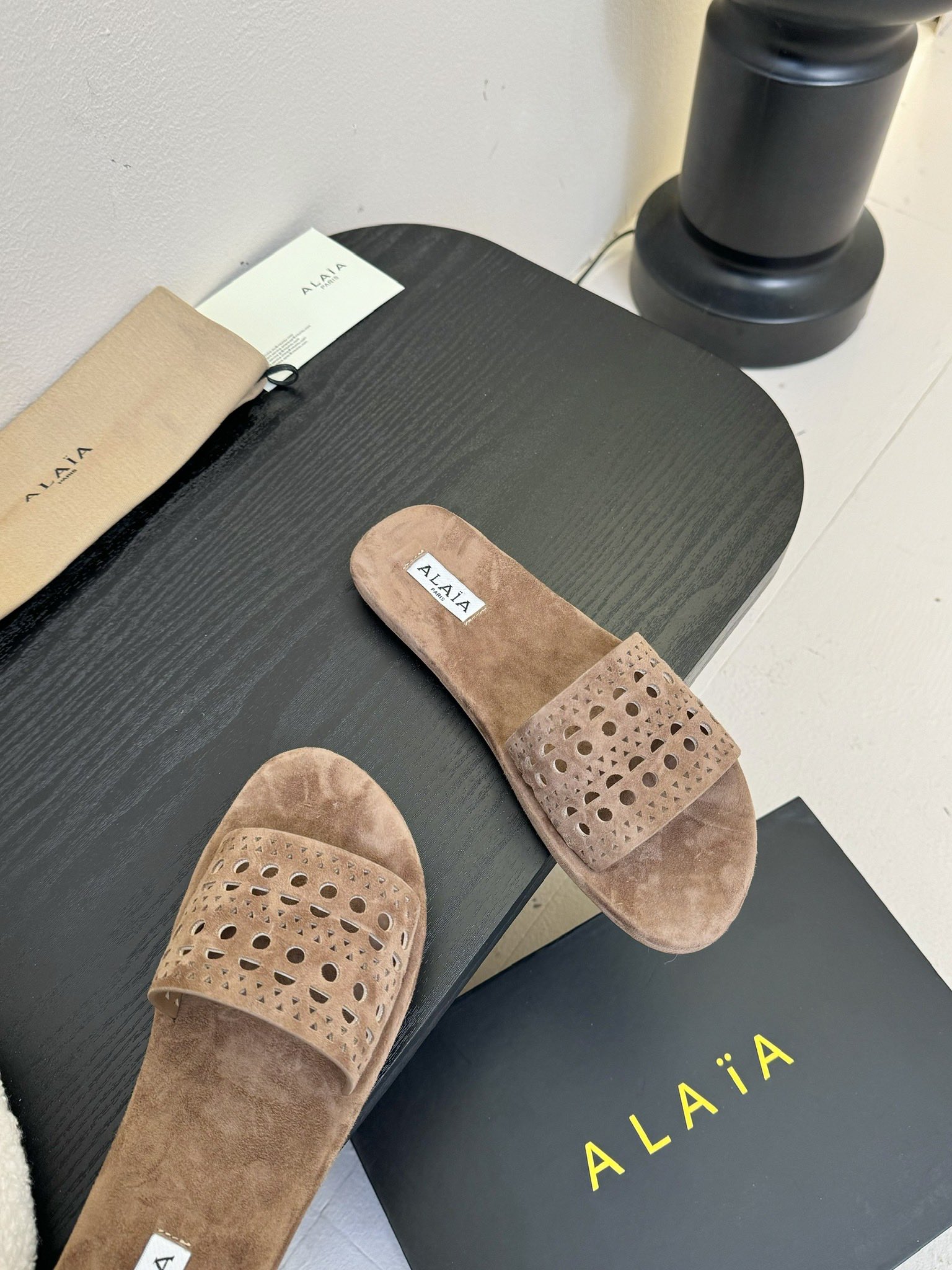 Alaïa New Hollow-Out Flat Sandals, Ultra-Soft, Comfortable, and Versatile 5 i1742380928 723 2