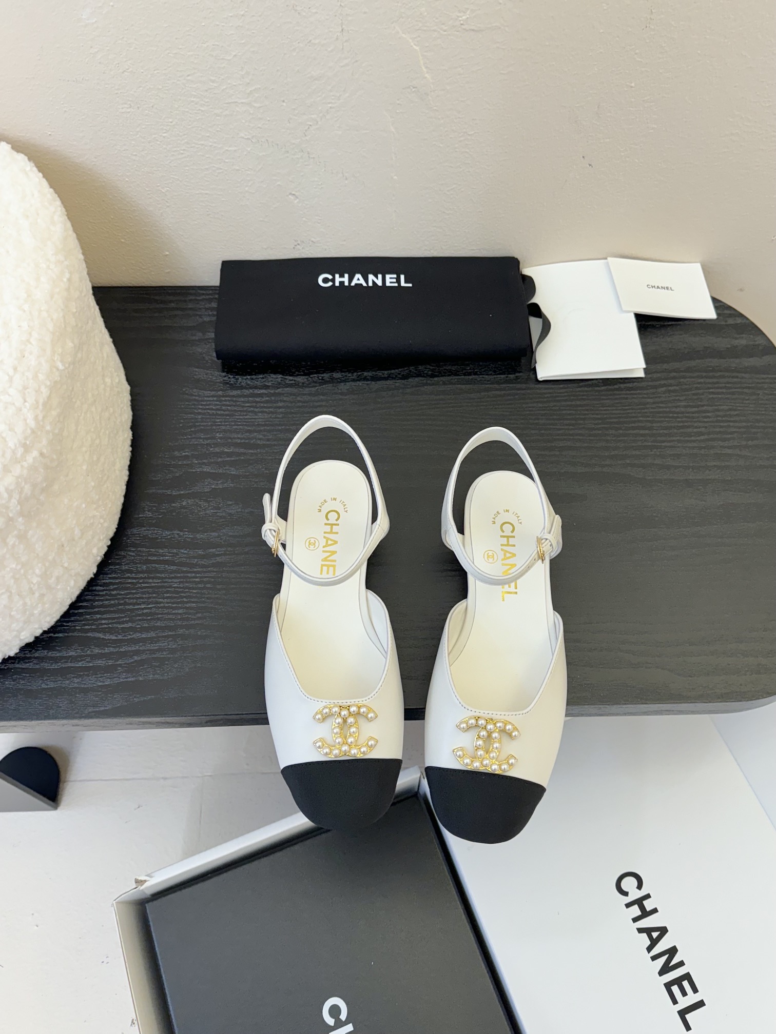 NO:231706,Chane* 25ss Mary Zhen Xiaoxiang's beautiful Mary Zhen sandals are extremely sweet, beautiful to the point of being foul, round square head design, cute and cute rhinestone/pearl logo, super online appearance, it is a rich girl's visual feeling, I thought it looks good, I know how easy it is to wear when I put it on my feet, custom lambskin upper, foot pad sheepskin inner sheepskin sole Italian genuine leather sole size 35-41 (41 customization, no return, Mary Zhen, chanel, sandals, mary jane, sheepskin19860909Chane* 小香25ss玛丽珍 小香家绝美玛丽珍凉鞋 甜度爆表 美到犯规 圆方头设计 呆萌可爱水钻/珍珠Logo 颜值超级在线 穿起来就是富家千金的即视感 本以为就是好看 上脚才更知道它有多好穿 鞋面定制小羊皮 垫脚羊皮里 内里羊皮里 鞋底意大利真皮底 码数35-41（41定制不退换,玛丽珍,chanel,sandals,mary jane,sheepskin,Women's Shoes