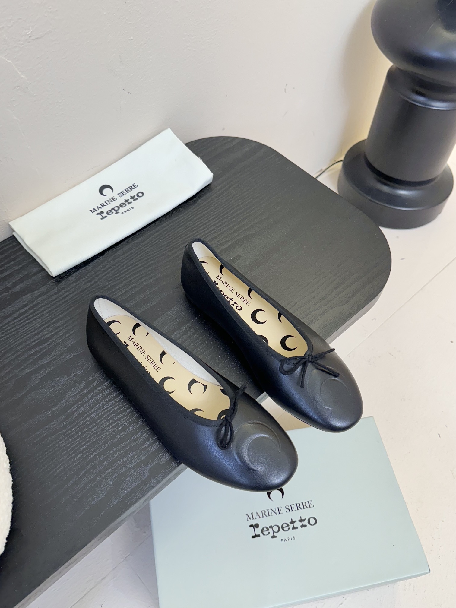 NO:232182,Repett*&MarineSer* 25ss top purchasing version, new spring and summer style, moon ballet shoes, moon ballet shoes are sold out immediately!  It's so popular!  French designer brands and French ballet haute couture brands join hands to launch a new collaboration series!  The two brands are based on the classic repett shoe shapes Lilouh and Camille. The upper and linings are integrated with the iconic MarineSerr* crescent pattern, and use denim, red, black, silver and other colors to show the charm of pioneering and elegance!  Liouh and Camille's two classic Repett shoes are newly interpreted in this collaboration, using marineserr's unique and iconic 