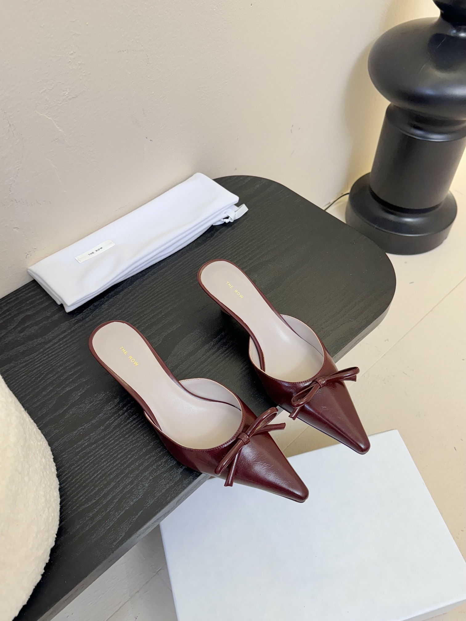 NO:232179,The row24 new sandals are comfortable to wear, and the beautiful little fairy is also beautiful, and the texture is also great. It is OK to match long skirts and wide-leg pants, and it can be used to be gentle and cool. Imported butter leather upper imported sheepskin inner imported sole leather outsole size 35-39 40 orders, semi-torque, slippers, skirts, sheepskin, Leather soles19860909The row24新款凉拖鞋 上脚舒适,穿上就是美美的小仙女,质感也是杠杠的 搭配长裙和阔腿裤都是可以的,温柔和酷飒都能驾驭 鞋面进口牛油皮 内里进口羊皮 大底真皮大底 码数35-39 40订,半拖,slippers,skirts,sheepskin,Leather soles,Women's Shoes