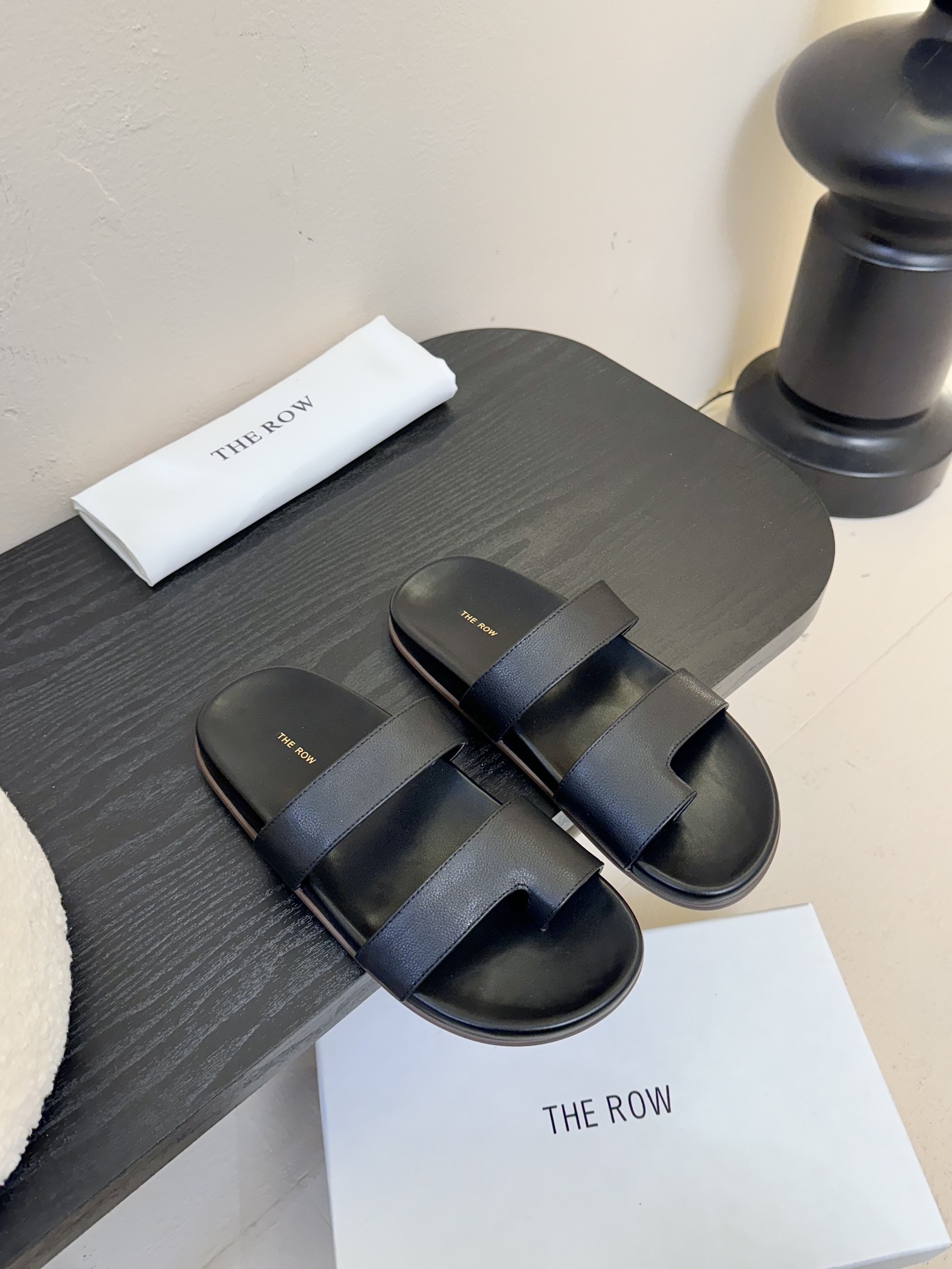 NO:232167,The row 25ss Spring and summer new simple wrinkle face simple flat sole foot-clip slippers!  Therow's usual minimalist style, clean and neat layout design, no decoration, only the design is the highlight, highlighting temperament and personality!  The upper is made of imported sheepskin, soft, comfortable and soft!  Original rubber sole high-end texture!  Size #35-40 (40 custom made without return or exchange), split-toe shoes, slippers, sheepskin19860909The row 25ss 春夏新款简易皱面简易平底 夹脚拖鞋！ Therow一贯的极简风格 干净利落的版面设计 没有任何装饰 仅以设计为亮点 凸显气质和彰显个性！ 鞋面采用进口羊皮 柔软舒适柔软！ 原版橡胶大底 高档质感！ 码数#35-40（40定做不退换）,分趾鞋,slippers,sheepskin,Women's Shoes