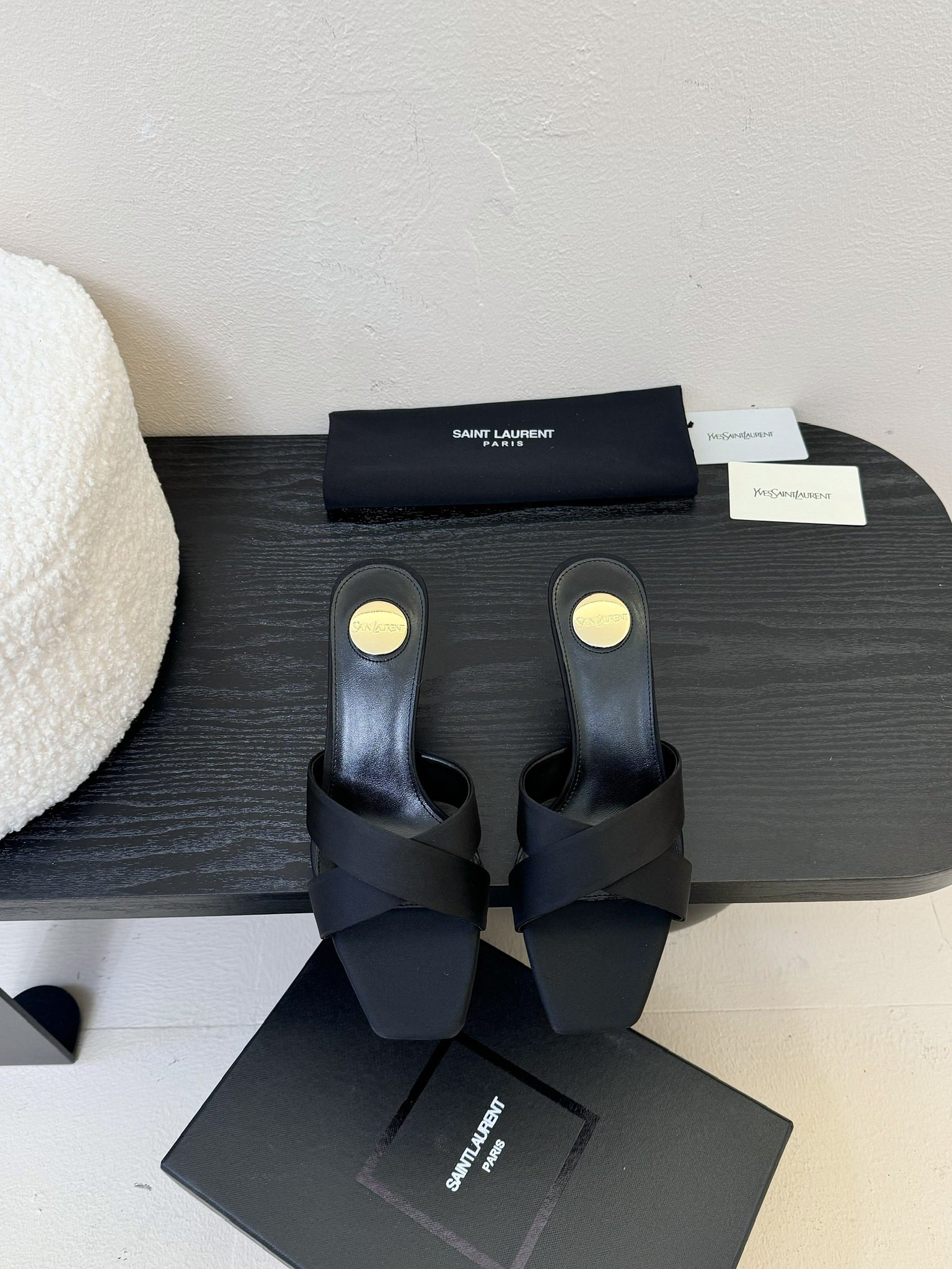 NO:232176,Saint Lauren* 25ss new product cross-belt YSL logo high heels Ysl catwalk high heels. Various small skirts are matched and don’t pick the feet at all. The Ysl logo heels are very beautiful!  The illusion appears under the light. It is so beautiful that it looks too white and makes people look over the head!  Unleash infinite elegance and explore more selection of high heels!  Fabric silk, outsole, leather, size 35-42 (customized by 40, 41), high heels, saint laurent, saint laurent, saint laurent, high heels, skirts, real silk, Leather soles19860909圣罗兰Saint Lauren* 25ss新品交叉带YSL Logo高跟鞋 Ysl走秀款高跟鞋 各种小裙子搭配起来 完全不挑脚型哦 Ysl Logo跟特别好看！在光线的照耀下呈现幻彩 真的美的过分 上脚显白的让人上头！释放无限优雅魅力 探索更多臻选高跟鞋！ 面料真丝 大底真皮大底 码数35-42（40、41定制）,高跟鞋,saint laurent,saint laurent,saint laurent,high heels,skirts,real silk,Leather soles,Women's Shoes