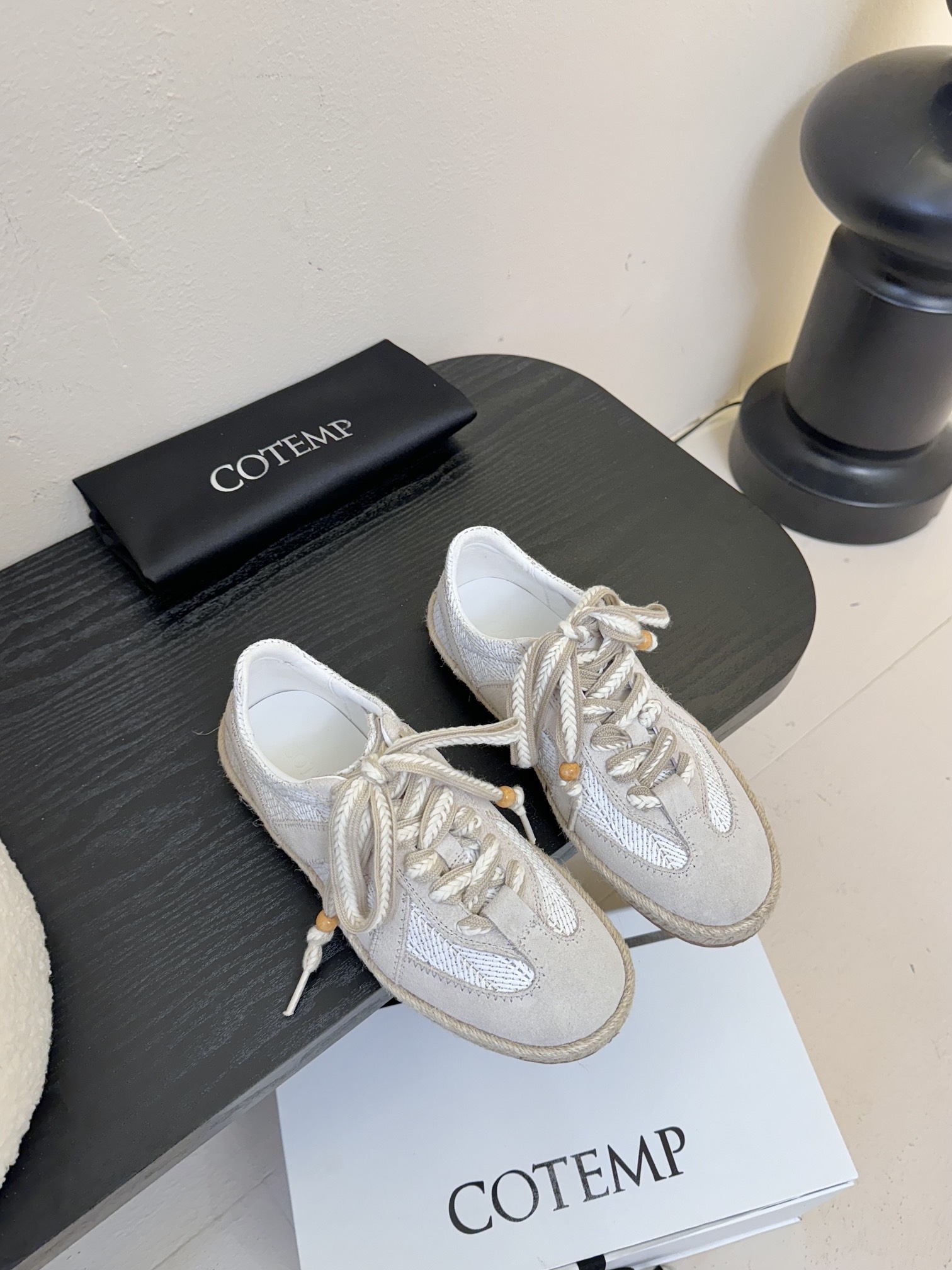 NO:232164,COTEMP New Launch | Kairo COTEMP 55ss Spring and summer new style soft DE training shoes Kairo, famous for its early universal functionality, always retains the characteristics of simplicity and comfort, and is shaped into casual shoes that are not limited to specific venues and uses, officially opening up the pleasant imagination of urban holidays. Size#35-40 (40 custom made without return or exchange), casual shoes/sports, sneakers19860909COTEMP New Launch |Kairo COTEMP 55ss 春夏新款 柔软德训鞋Kairo,以早期普世的功能性闻名 始终保留着简洁与舒适的特点,经过多重材质的融合拼接 塑造成为不拘泥于特定场地与用途的休闲鞋,正式拉开都市假日的惬意畅想. Size#35-40（40定做不退换）,休闲鞋/运动鞋,sneakers,Women's Shoes