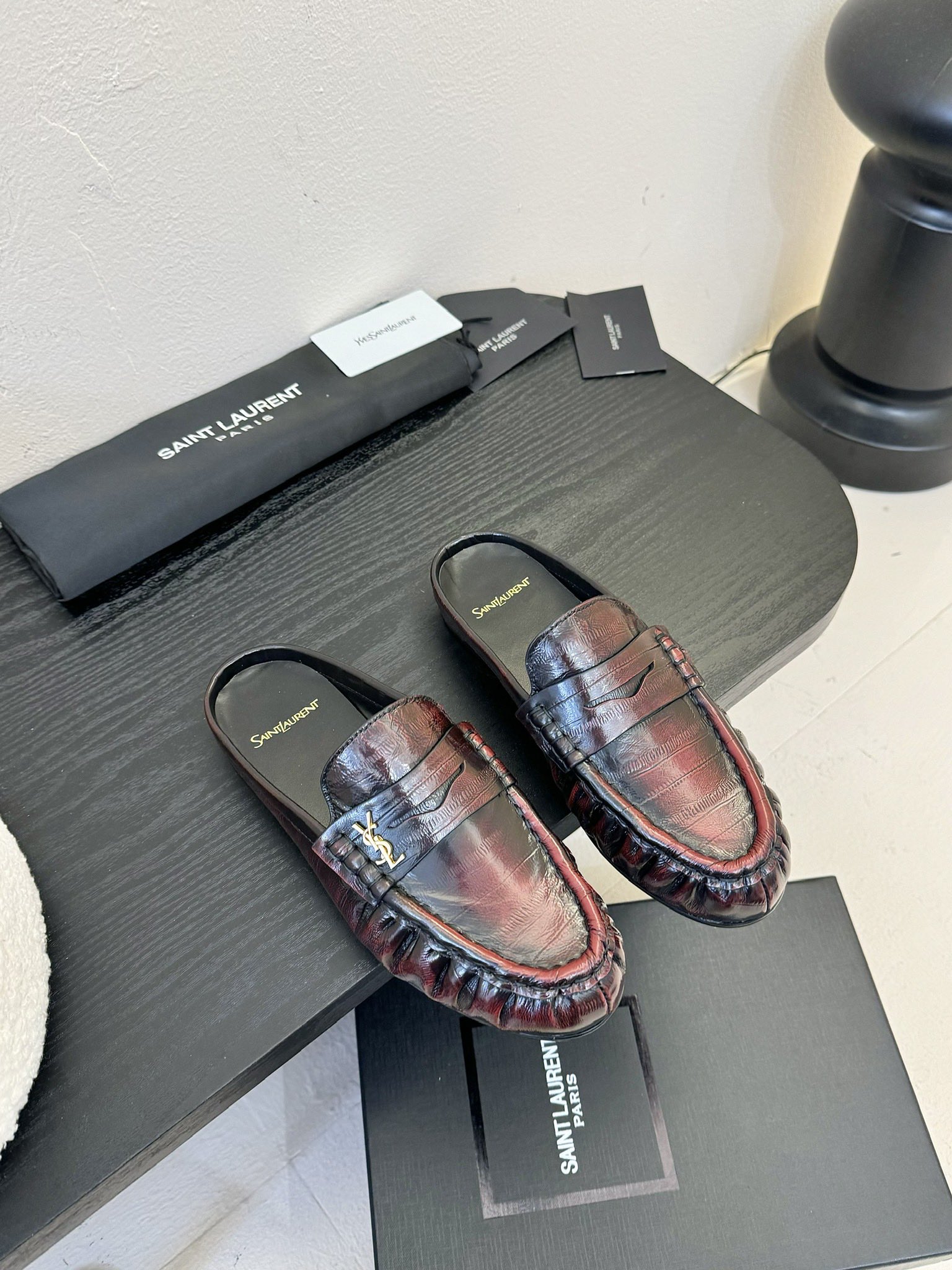 NO:226027,Saint Laurent classic Love Leather Shoes, a super super popular model. This hardware buckle on each page of our house must be customized 1:1 with a mold opening!  The size and texture are exactly the same as the original version. The upper material is made of imported open-edged calfskin. The inner leather sheepskin is made of comfortable and soft tiptoe sheepskin. The sole is customized with the original 1:1 leather sole, which is perfect to the point of being so comfortable, and the foot feels great. And no matter you match it with jeans, small suits, and skirts, you can match it with natural, authentic full packaging, Italian leather soles. Size35-40, semi-torque, saint laurent, saint laurent, loafers, skirts, jeans, cowhide, sheepskin, Leather soles19860909Saint Laurent圣罗兰经典乐福半拖小皮鞋、超级超级无敌火爆的一个款这款我们家每个版面的五金扣都要开模1:1定制！大小质感与原版完全一致鞋面材质采用进口开边珠小牛皮制作而成,内里真皮羊皮,踮脚为舒服柔软的踮脚羊皮,鞋底为原版1:1定制真皮大底、简直完美到爆、而且上脚效果非常舒服,脚感很棒,而且无论你搭配牛仔裤,小西服,裙子,都能搭配自然、正品全套包装、意大利真皮大底 Size35-40,半拖,saint laurent,saint laurent,loafers,skirts,jeans,cowhide,sheepskin,Leather soles,Women's Shoes