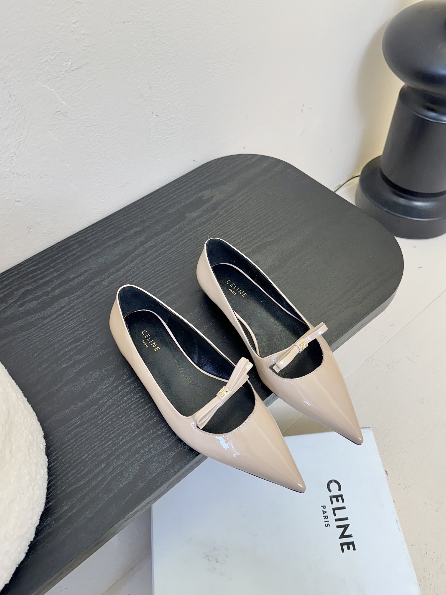 NO:226013,Denim Cowhide CELIN* Classic retro pointed toe sandals. The Salin series is really retro. It looks super good when worn with invincible combination. The small pointed toe is designed to make your feet look thin. The fabric is made of original custom material. The inner foot pads are all lambskin. Imported leather soles from Italy. Size 35-39 (customized by 40/41), sandals, celine, sandals, cowhide, sheepskin, Leather soles19860909牛仔 牛皮 CELIN*经典复古尖头后空凉鞋 塞林这系列真的很复古 无敌搭配怎么穿都超级好看 小尖头是设计巨显脚瘦小 面料采用原版定制材质 内里垫脚均为小羊皮 意大利进口真皮大底 码数35-39（40/41定制）,凉鞋单鞋,celine,sandals,cowhide,sheepskin,Leather soles,Women's Shoes