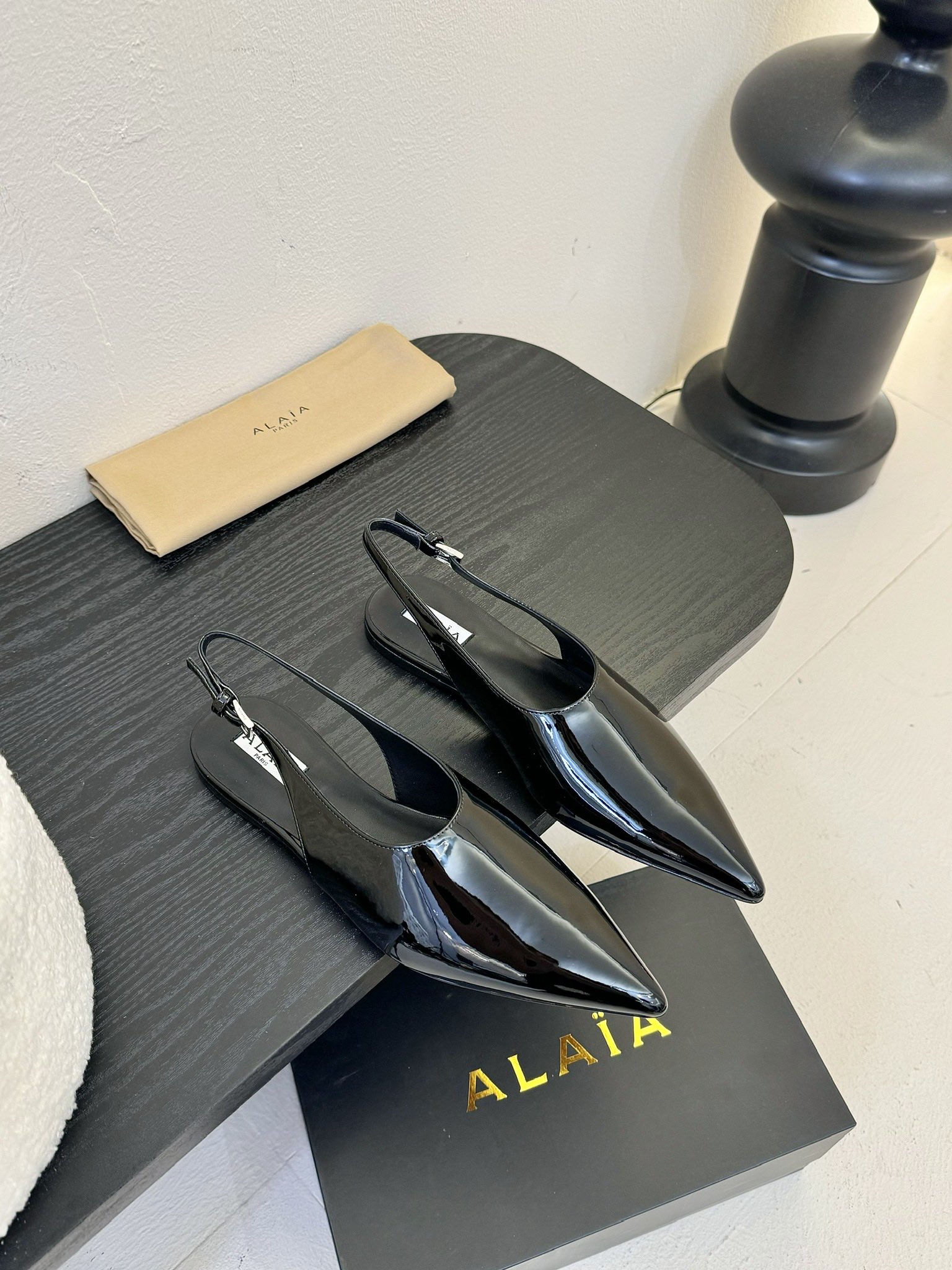 NO:226015,ALAIA 2025vs Spring Single Shoe Series Needless to say, this brand is one of the most popular brands in the past two years, and almost everyone in the bloggers have a pair!  The spring season is coming, so I recommend this casual and design-oriented slipper. I feel like this flip flop is about to be popular!  Whether it is paired with jeans, linen leg pants or skirts, it can be very eye-catching!  A pair must be purchased!  Fabric: Custom patent leather Inner: Custom sheepskin Finger pad: Custom sheepskin Outsole: Original molded genuine leather outsole Size: 35-39 (40. Customized non-return and exchange), Sandals single shoes, alaia, sandals, slippers, skirts, jeans, sheepskin, Leather soles19860909ALAIA 2025vs春季单鞋系列 这品牌这不用多说,是近两年最火之一的品牌,几乎博主人手一双！ 春天的季节就要到了,推荐这款随性又不乏设计感的拖鞋,这款人字拖鞋我感觉即将要爆火！ 无论是配牛仔裤,亚麻腿裤还是裙子都可以很亮眼！必须入手一双！ 面料:定制漆皮 内里:定制羊皮 垫脚:定制羊皮 大底:原版开模真皮大底 码数:35-39（40.定制不退换）,凉鞋单鞋,alaia,sandals,slippers,skirts,jeans,sheepskin,Leather soles,Women's Shoes