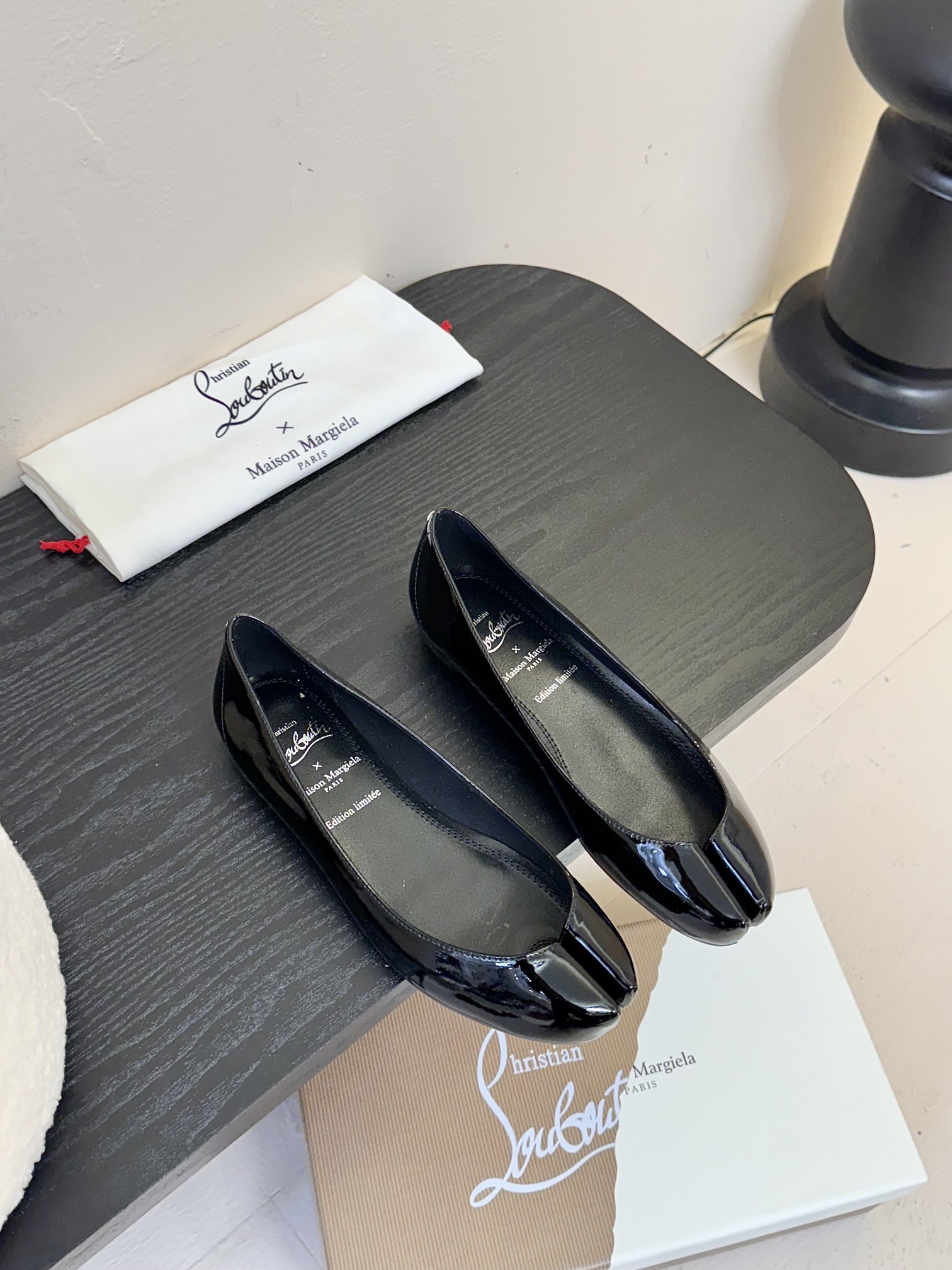 NO:223508,CL x Maison margiel* 25SS split-toe flat shoes Maison Margiela and Christian Louboutin launch their first joint shoe series. The new collaboration is centered on two intertwined design concepts, showing fashion designer John Galliano and shoe master Christian Louboutin’s unique creative language shoe styles cleverly integrate the design genes of the two major brands, presenting unique styles and commonalities. Maison Margiela’s iconic Tabi  The three shoes are decorated with the designer's classic red sole, and the classic toe design is reinterpreted with its exquisite craftsmanship and spliced ​​by two independent materials, rather than the traditional toe cutting process, giving the shoe an elegant heart-shaped outline, just like the female clavicle lines. This design cleverly echoes the 