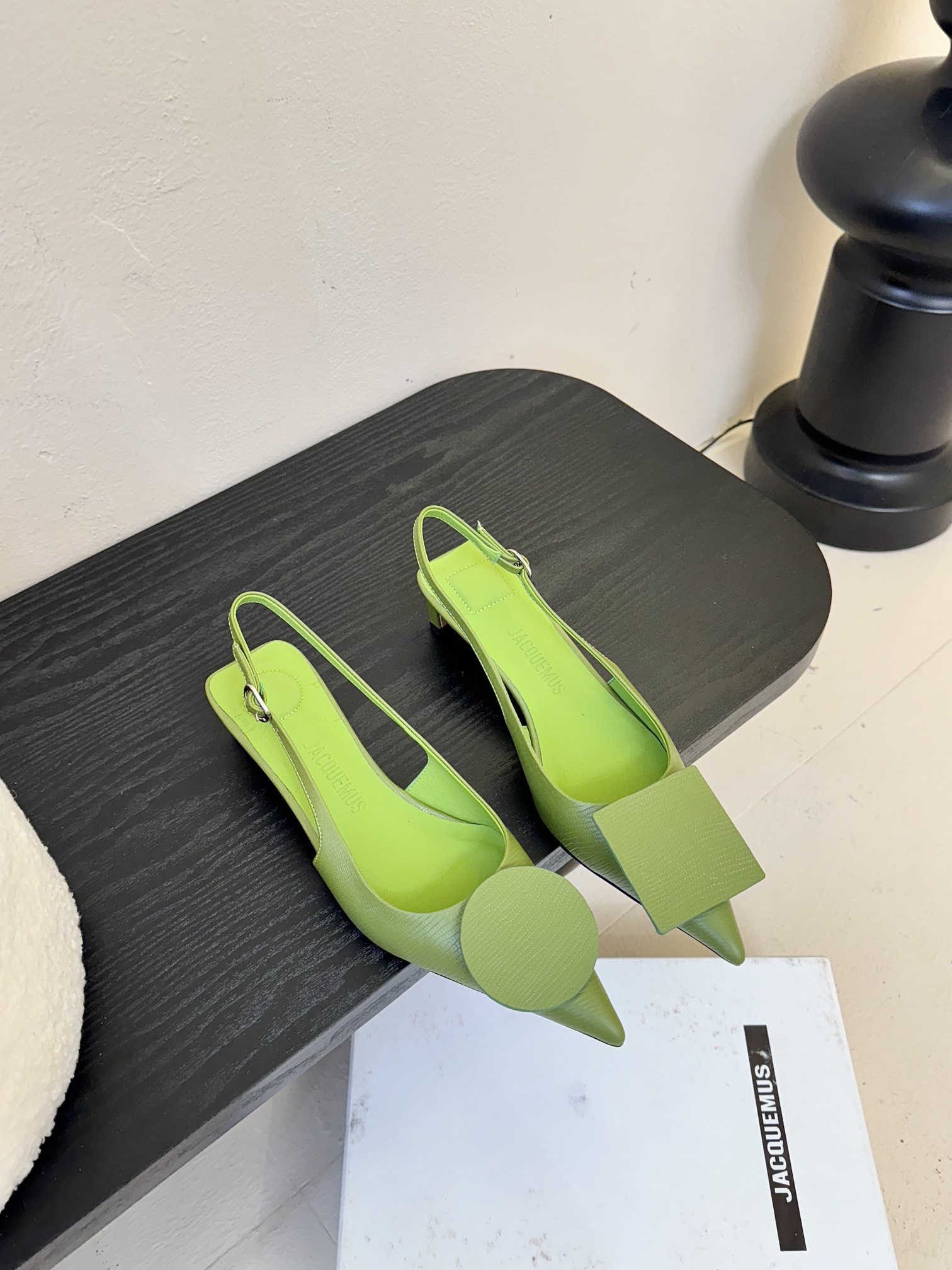 NO:223504,JACQUEMU* Square and round pointed back empty sandals JACQUEMUS's unique square and round buckle design is unique and eye-catching, and elegant and tasteful. The stiletto heels and comfortable shoe shapes make you confident and content every step, and it is a brilliant choice whether it is commuting or gathering!  Fabric denim/cowhide inner sheepskin footbed sheepskin heel height 7.cm size 35-41 (40.41 custom non-return, sandals, sandals, cowhide, sheepskin19860909JACQUEMU* 方圆尖头后空凉鞋 JACQUEMUS独特的方扣与圆扣设计,别致吸睛,尽品 优雅品味.细高跟与舒适的鞋型,让你每一步都自信从 容,无论是通勤还是聚会,皆为亮眼之选！ 面料牛仔布/牛皮 内里羊皮 垫脚羊皮 跟高7.cm 码数35-41（40.41定制不退换,凉鞋,sandals,cowhide,sheepskin,Women's Shoes