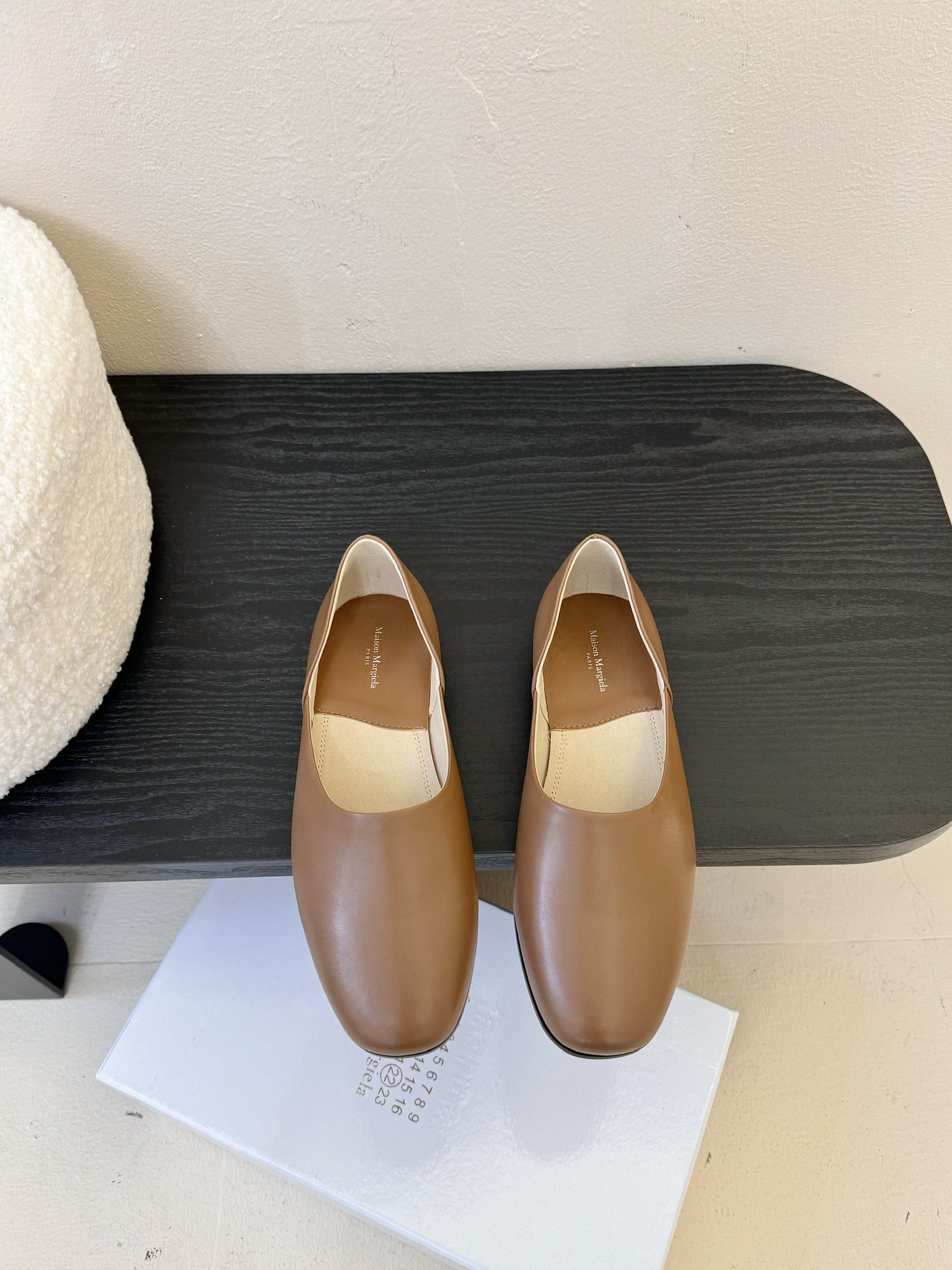 NO:223502,MM6 Maison Magical 2025ss early summer new product. Recently, super flat-sole lazy shoes. The comfort is needless to say, it will definitely be very comfortable. The silhouette The unique fabric and contrasting materials are all MM6 Maison Magical, which is worth looking forward to. This ballet shoes are made of very textured top-layer calfskin, cowhide inner/foot-pad elegance. Italian leather outsole is absolutely amazing. Size: 35-39 (customized for 40), single shoes, masion margiela, masion margiela, cowhide, Leather soles19860909MM6马吉拉2025ss初夏新品最近超级的平底一脚蹬懒人鞋芭蕾舞鞋 舒适度不用说 肯定会很舒服的 廓形 独具匠心的布料和对比材质的拼贴均是 MM6 Maison Magical,值得期待的特色 这款芭蕾舞鞋采用很有质感的头层小牛皮,牛皮内里/垫脚小方头的雅致 意大利真皮大底 简直绝绝子了 码数:35-39（40定做）,单鞋,masion margiela,masion margiela,cowhide,Leather soles,Women's Shoes