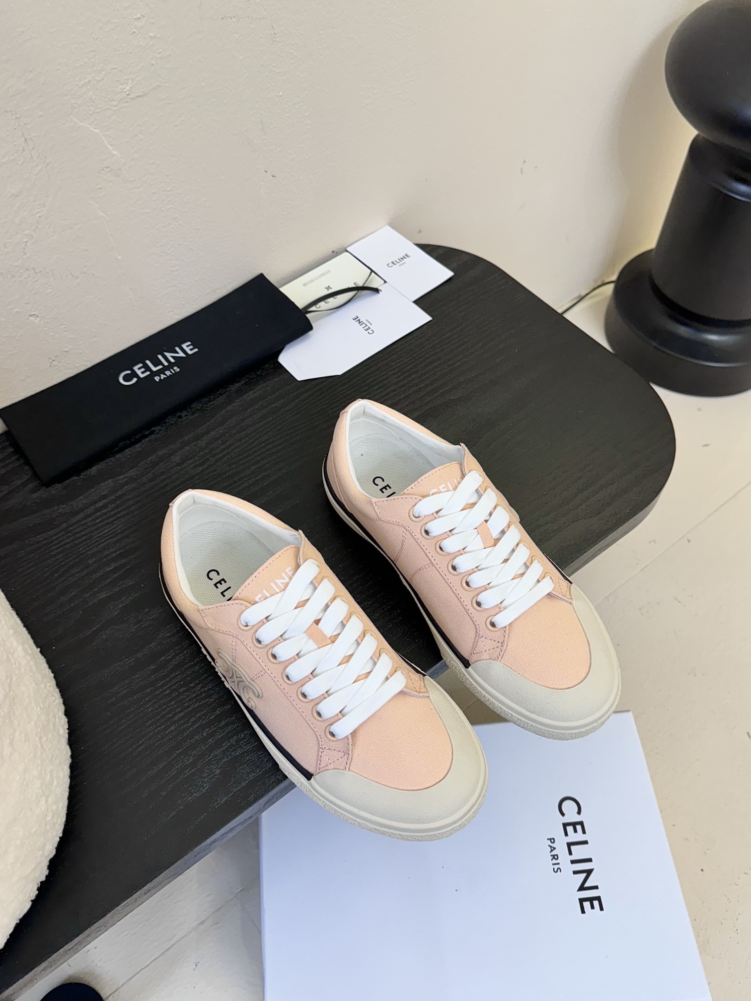 NO:223499,CELIN* 25ss low-top Arc de Triomphe canvas shoes, CELINE logo thick-soled bread shoes, 2025 spring and summer new women Arc de Triomphe logo lace-up 356853 simple and comfortable, clean and neat, increasing height and making legs thin. Whether it is single or paired with wide-leg pants, high street and retro, let's make CELINE girls, upper original fabric, inner lining original inner lining, outsole, original open mold rubber sole Size#35-40 (40 customization, no return or replacement), casual shoes/sports shoes, celine, sneakers19860909CELIN* 25ss低帮凯旋门帆布鞋 鞋后帮和侧面压印CELINE标志厚底面包鞋2025春夏新款女凯旋门徽标系带356853简单舒服,干净利落,增高显腿细 无论是单穿还是搭配阔腿裤,高街又复古一起来做CELINE女孩 鞋面原版布面 内里原版内里 大底原版开模橡胶大底 Size#35-40（40定制不退不换）,休闲鞋/运动鞋,celine,sneakers,Women's Shoes