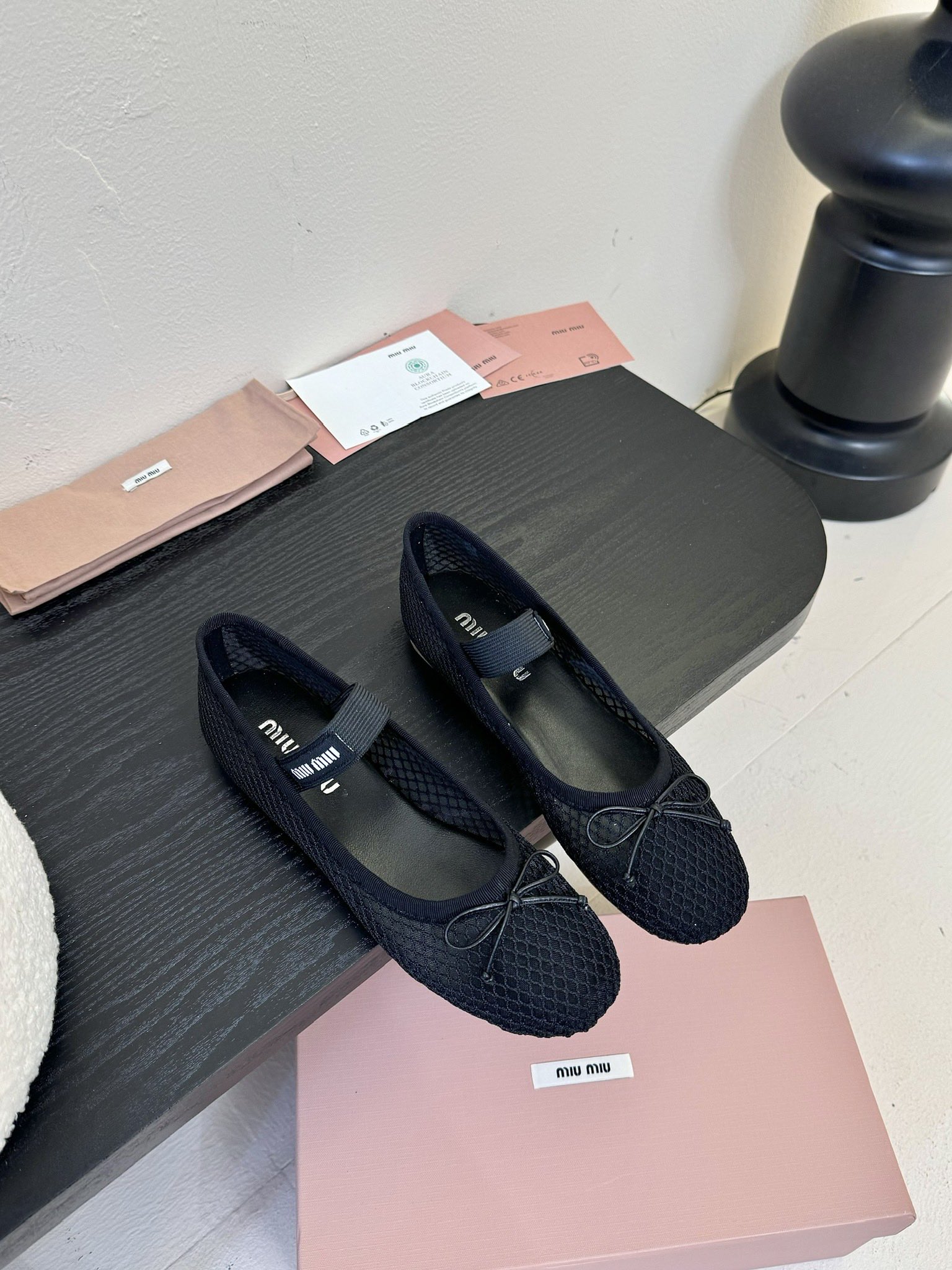 NO:223495,MiuMi* 25ss Spring and Summer New Mesh Breathable Ballet Shoes. Just by appearance, you can attract my little Miu style~ The breathable and comfortable mesh design is simply too suitable for summer. The mesh grid is dense, and it looks like a smooth cloth shoe from a distance!  It is very simple to match, and it is very elegant to match it casually. It is soft, comfortable and fitting to the feet!  Super lightweight!  Material sheepskin mesh inner sheepskin outsole imported from Italy genuine leather sole shoe size 35-39/40 customized non-return and exchange, ballet shoes, miumiu, sheepskin, Leather soles19860909MiuMi* 25ss春夏新款 网面透气芭蕾鞋 仅凭颜值就可以吸引我的小miu风～透气舒适的网面设计,简直不要太适配夏天,网纱格密集,远看像是柔滑布面鞋子一样！搭配上很简单,随意搭配就很有气质上脚柔软舒适又贴脚！超级轻便！ 材质羊皮网纱 内里羊皮 大底意大利进口真皮大底 鞋码35-39/40定制不退换,芭蕾舞鞋,miumiu,sheepskin,Leather soles,Women's Shoes