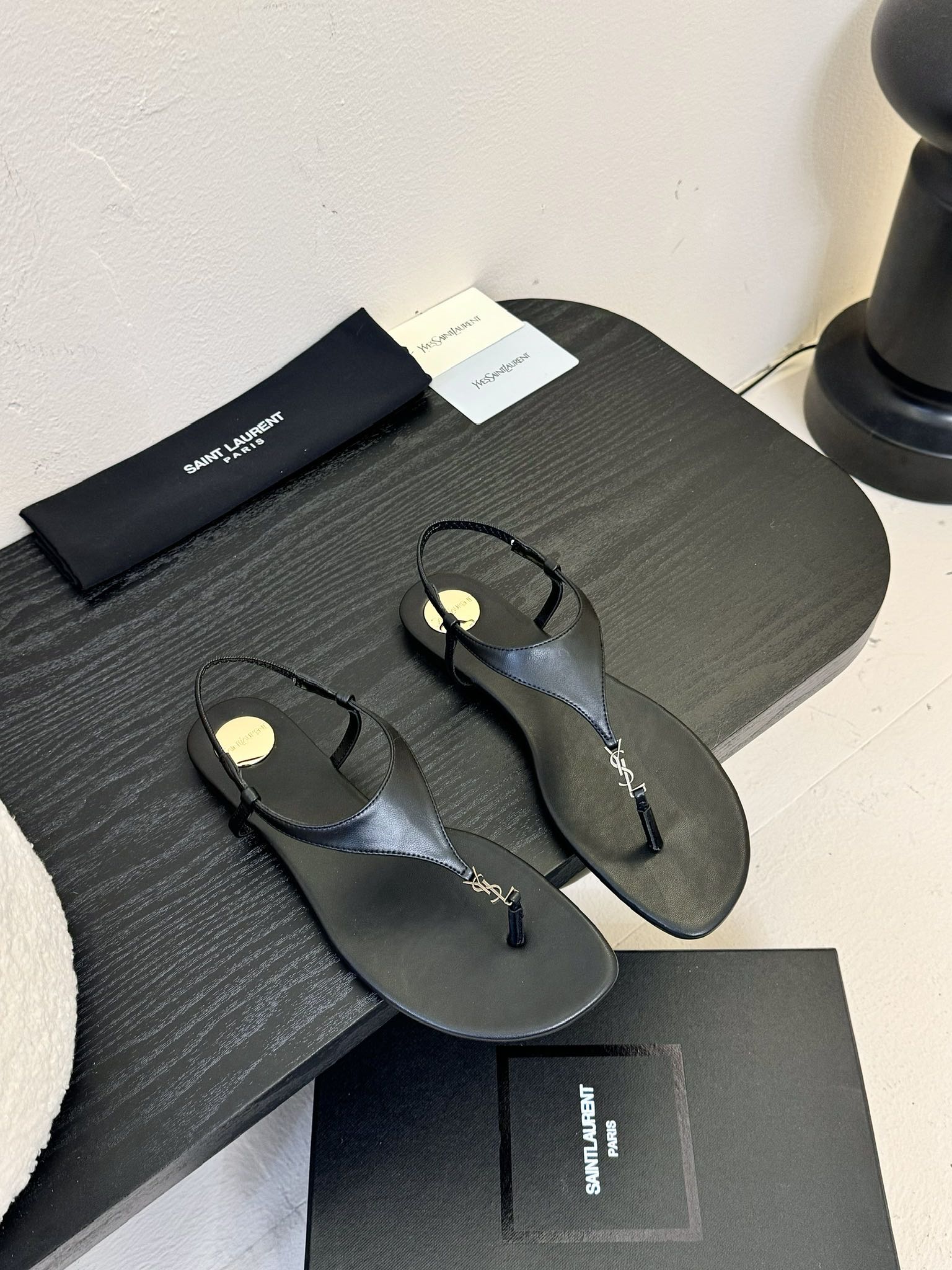 NO:223490,YSL Saint Laurent SAINT LAURENT New Sandals It’s hard not to love this one... I really like fried chicken!  Sisters who know the goods can compare. Upper, imported cowhide, footbed, sheepskin, Italian leather outsole, size 35-39 (40 customized, non-return, exchange), split-toed shoes and sandals, saint laurent, saint laurent, saint laurent, saint laurent, sandals, cowhide, sheepskin, Leather soles19860909YSL 圣罗兰 SAINT LAURENT 新款凉鞋 很难不爱这款啊... 真的炒鸡喜欢！ 懂货的姐妹可以 对比噢. 鞋面 进口牛皮 垫脚 羊皮 意大利真皮大底 码数 35-39（ 40 定制不退换）,分趾鞋凉鞋,saint laurent,saint laurent,saint laurent,sandals,cowhide,sheepskin,Leather soles,Women's Shoes