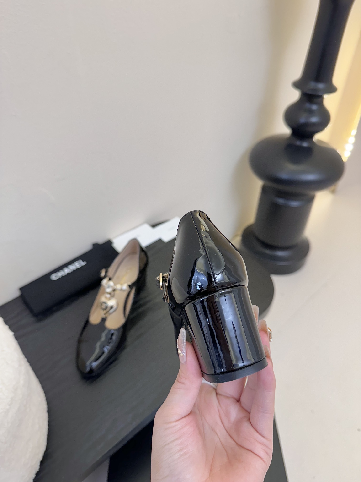 
 Cha 25。新款玛丽珍单鞋

对玛丽珍的钟爱历经多年丝毫不减 从此梦中情鞋又多一双！
脚背上的纽扣