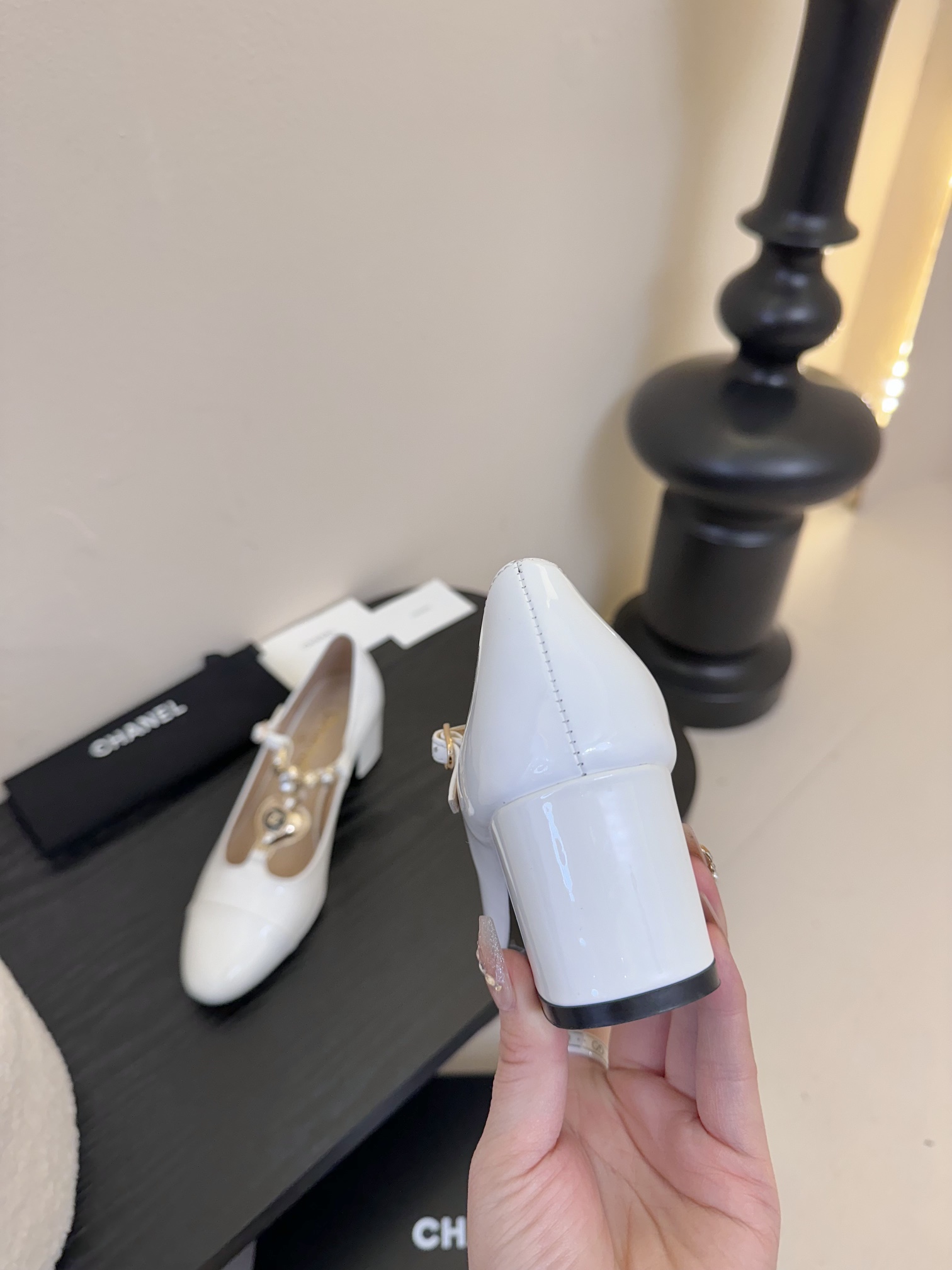 
 Cha 25。新款玛丽珍单鞋

对玛丽珍的钟爱历经多年丝毫不减 从此梦中情鞋又多一双！
脚背上的纽扣