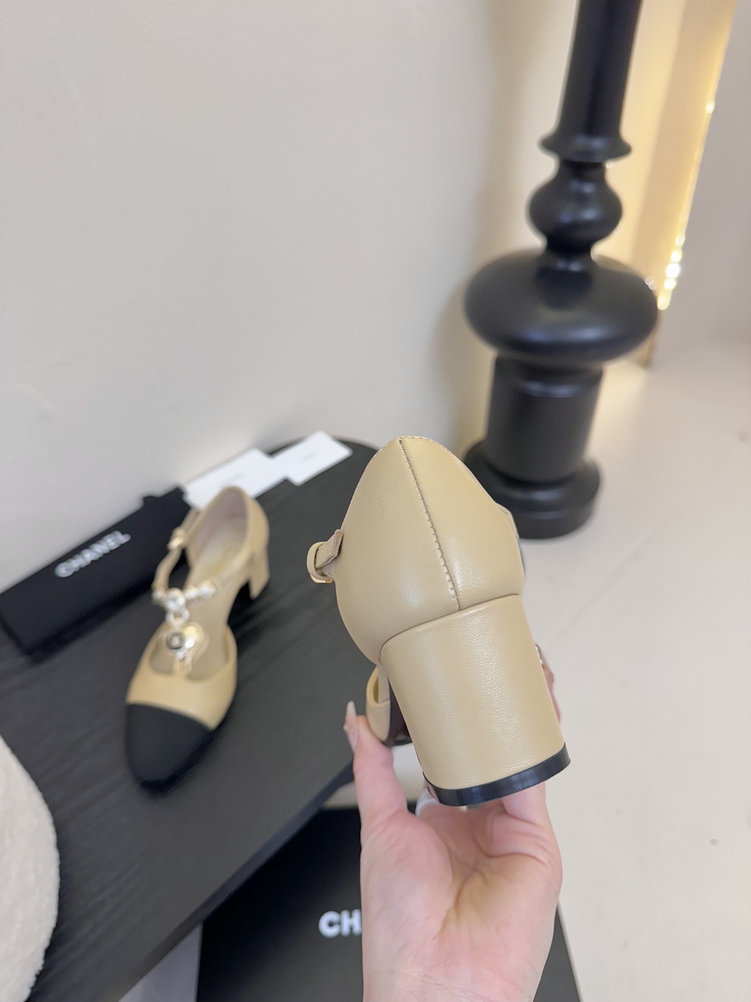 
 Cha 25。新款玛丽珍单鞋

对玛丽珍的钟爱历经多年丝毫不减 从此梦中情鞋又多一双！
脚背上的纽扣