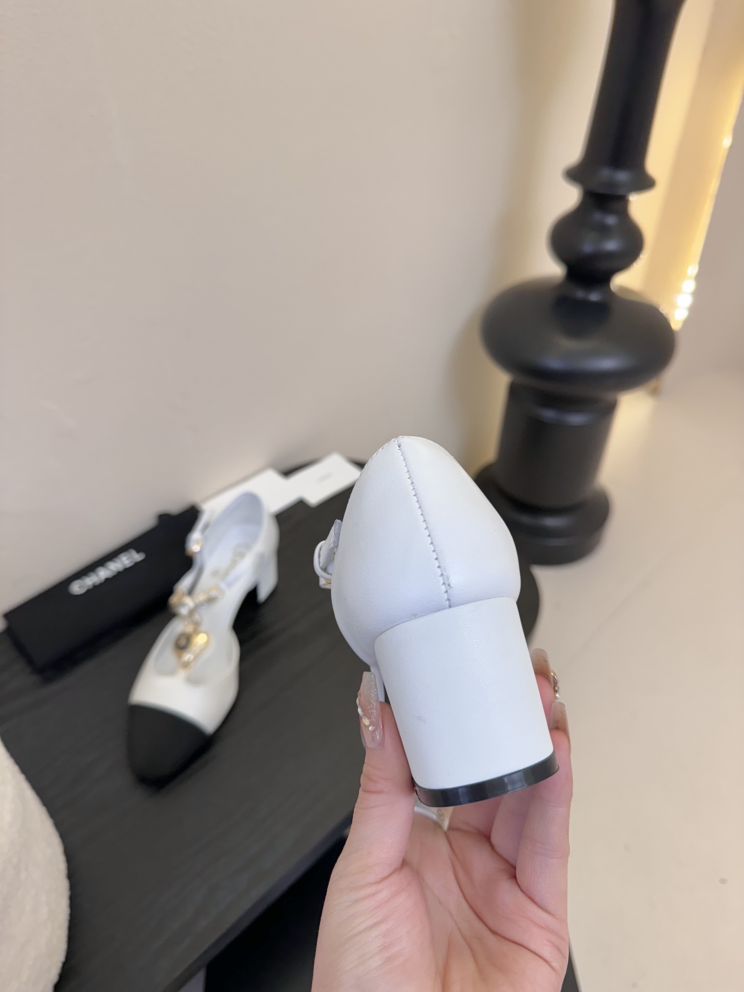 
 Cha 25。新款玛丽珍单鞋

对玛丽珍的钟爱历经多年丝毫不减 从此梦中情鞋又多一双！
脚背上的纽扣