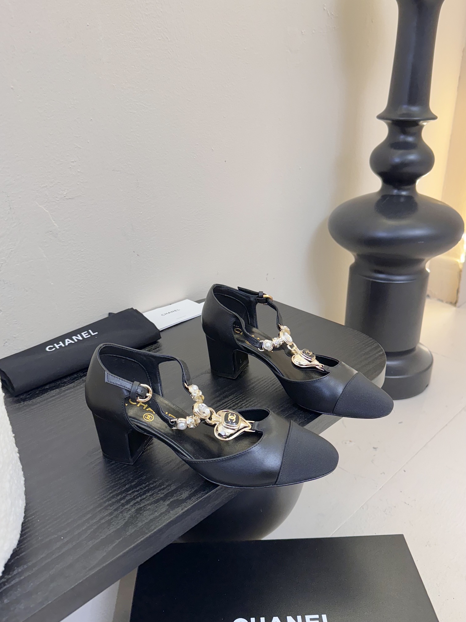 
 Cha 25。新款玛丽珍单鞋

对玛丽珍的钟爱历经多年丝毫不减 从此梦中情鞋又多一双！
脚背上的纽扣
