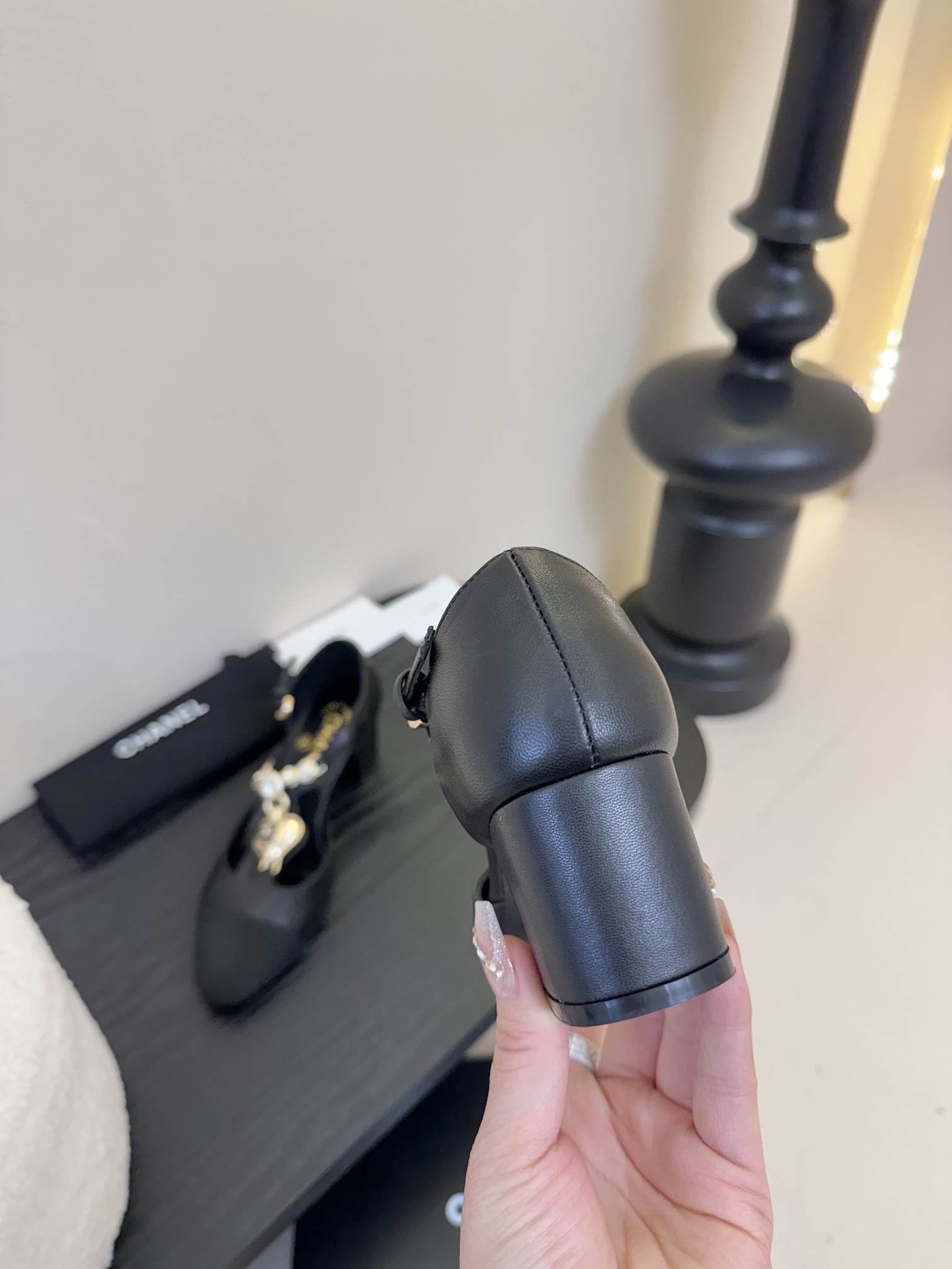 
 Cha 25。新款玛丽珍单鞋

对玛丽珍的钟爱历经多年丝毫不减 从此梦中情鞋又多一双！
脚背上的纽扣