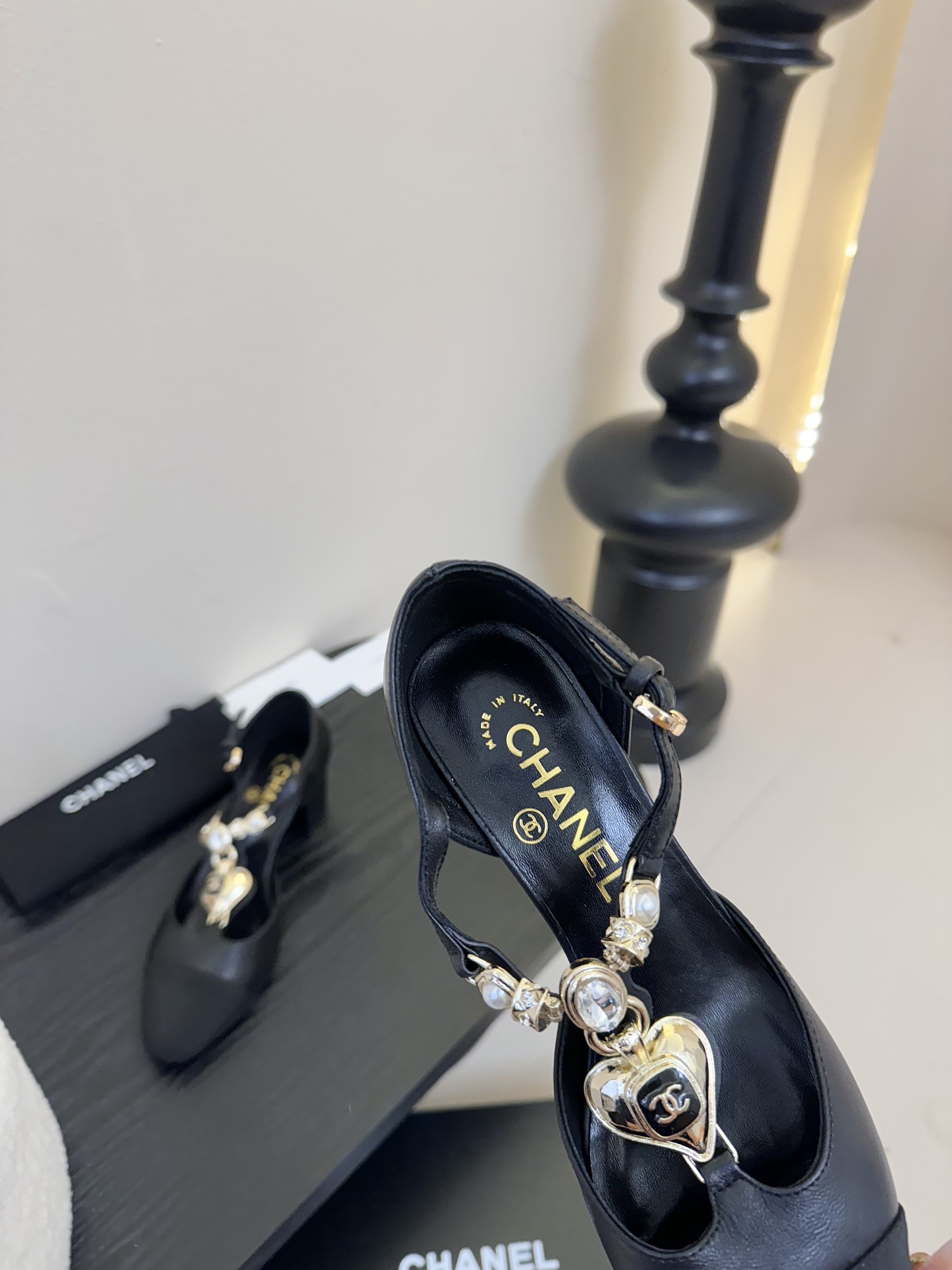 
 Cha 25。新款玛丽珍单鞋

对玛丽珍的钟爱历经多年丝毫不减 从此梦中情鞋又多一双！
脚背上的纽扣