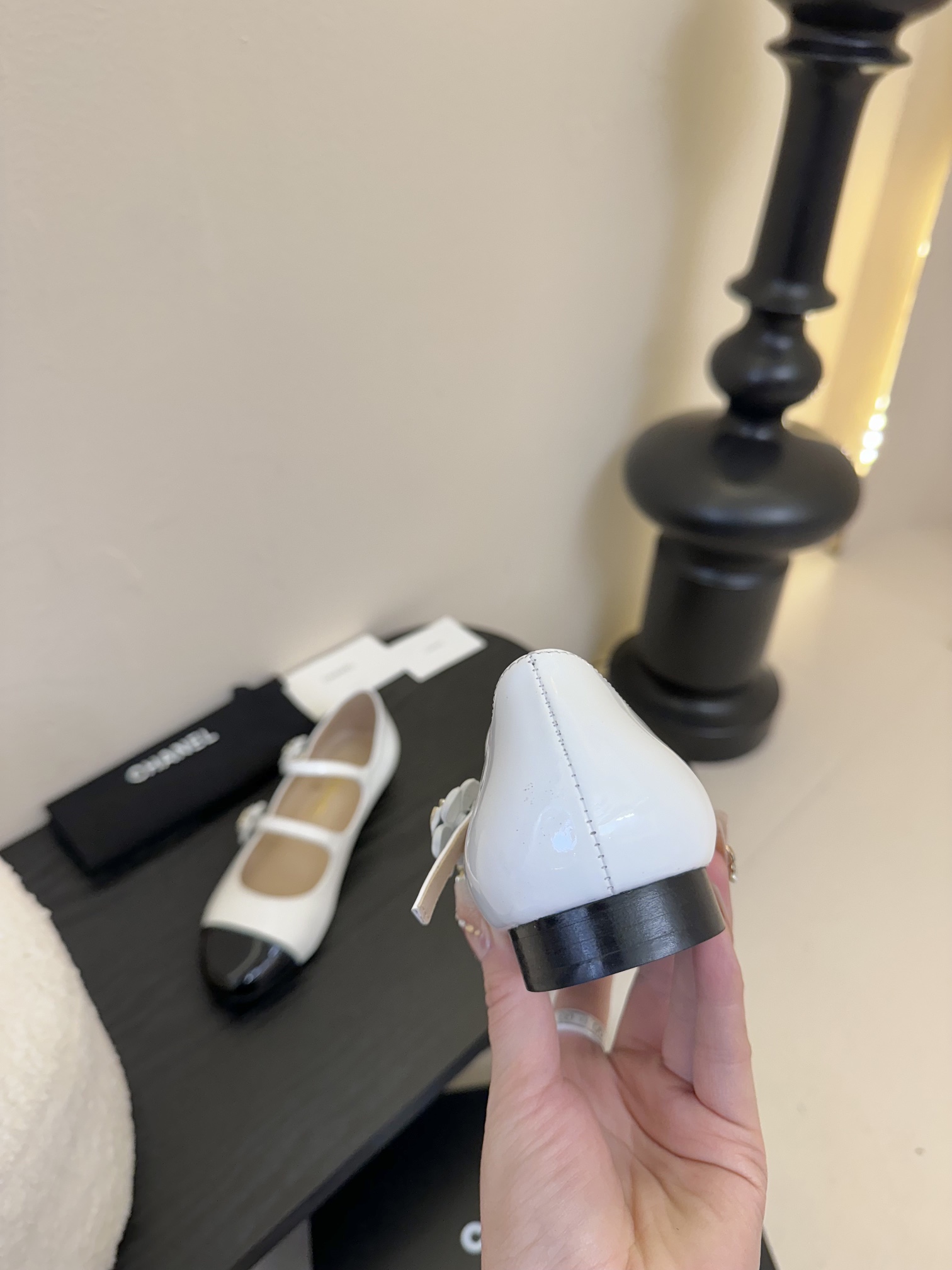 
 Cha 25。新款玛丽珍单鞋

对玛丽珍的钟爱历经多年丝毫不减 从此梦中情鞋又多一双！
脚背上的纽扣