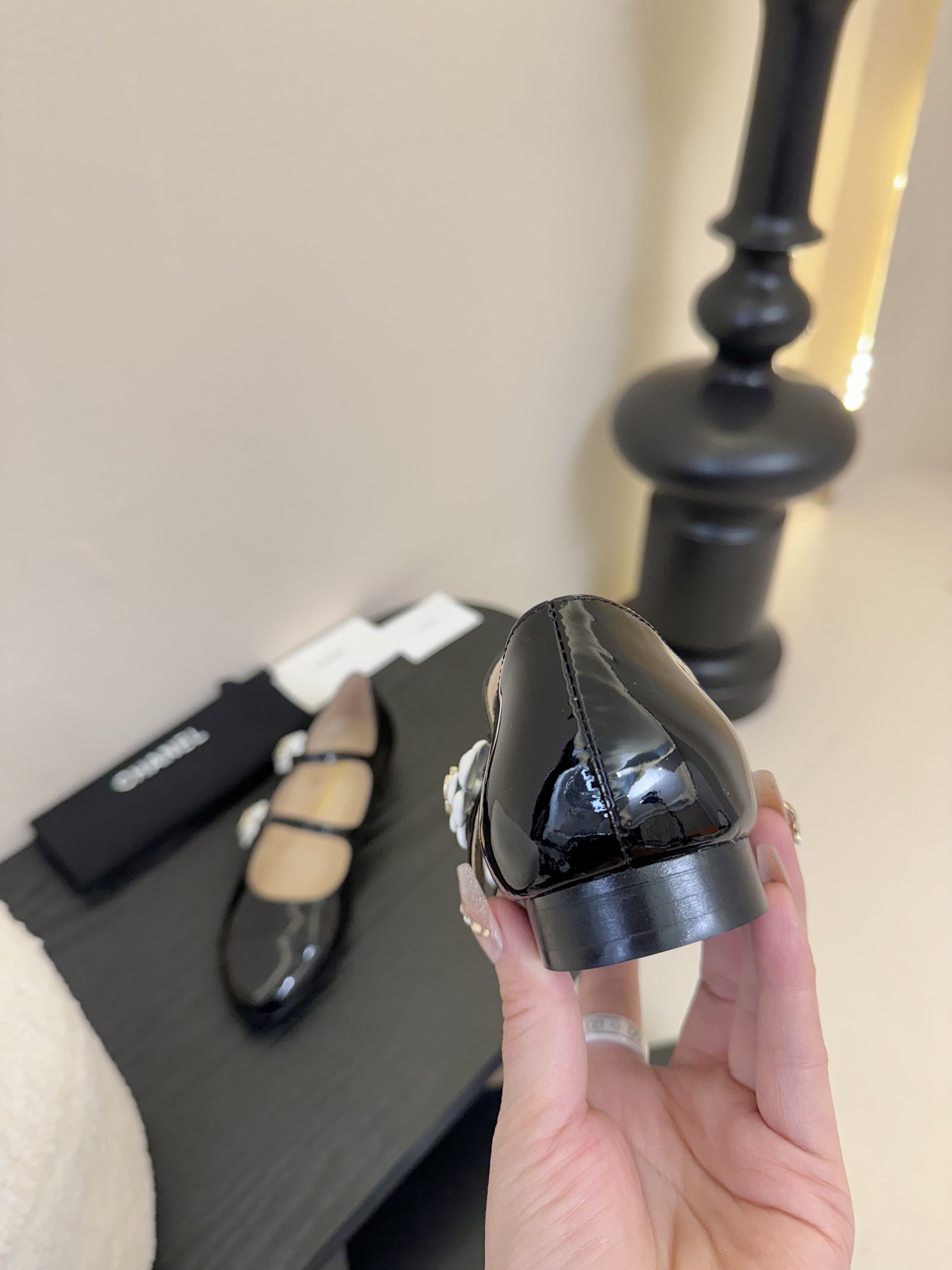 
 Cha 25。新款玛丽珍单鞋

对玛丽珍的钟爱历经多年丝毫不减 从此梦中情鞋又多一双！
脚背上的纽扣