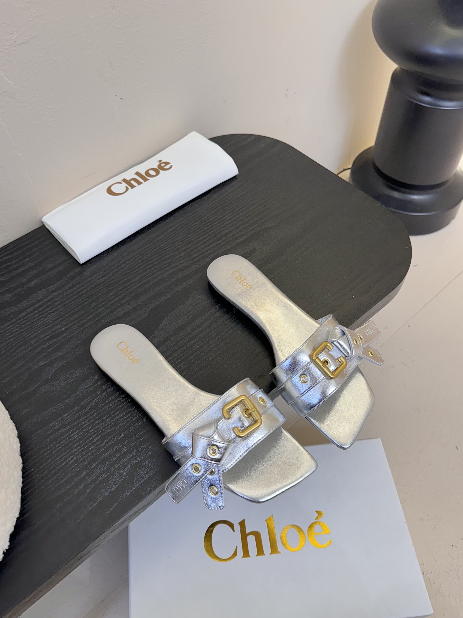 
Chloe 蔻依25春夏新款绝美蝴蝶结扣带方头平底拖鞋！时尚界久违的极简之美🔥
经典时尚配色 毫不费力