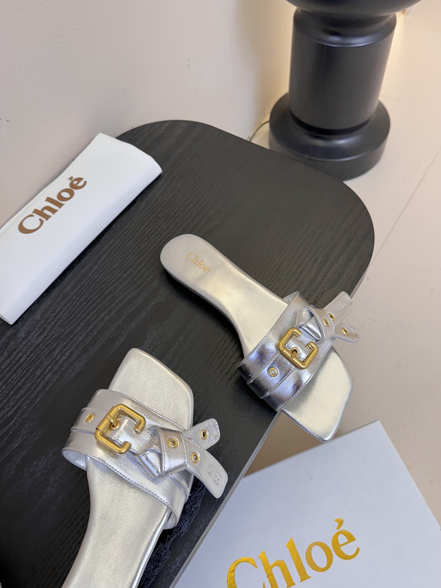 
Chloe 蔻依25春夏新款绝美蝴蝶结扣带方头平底拖鞋！时尚界久违的极简之美🔥
经典时尚配色 毫不费力