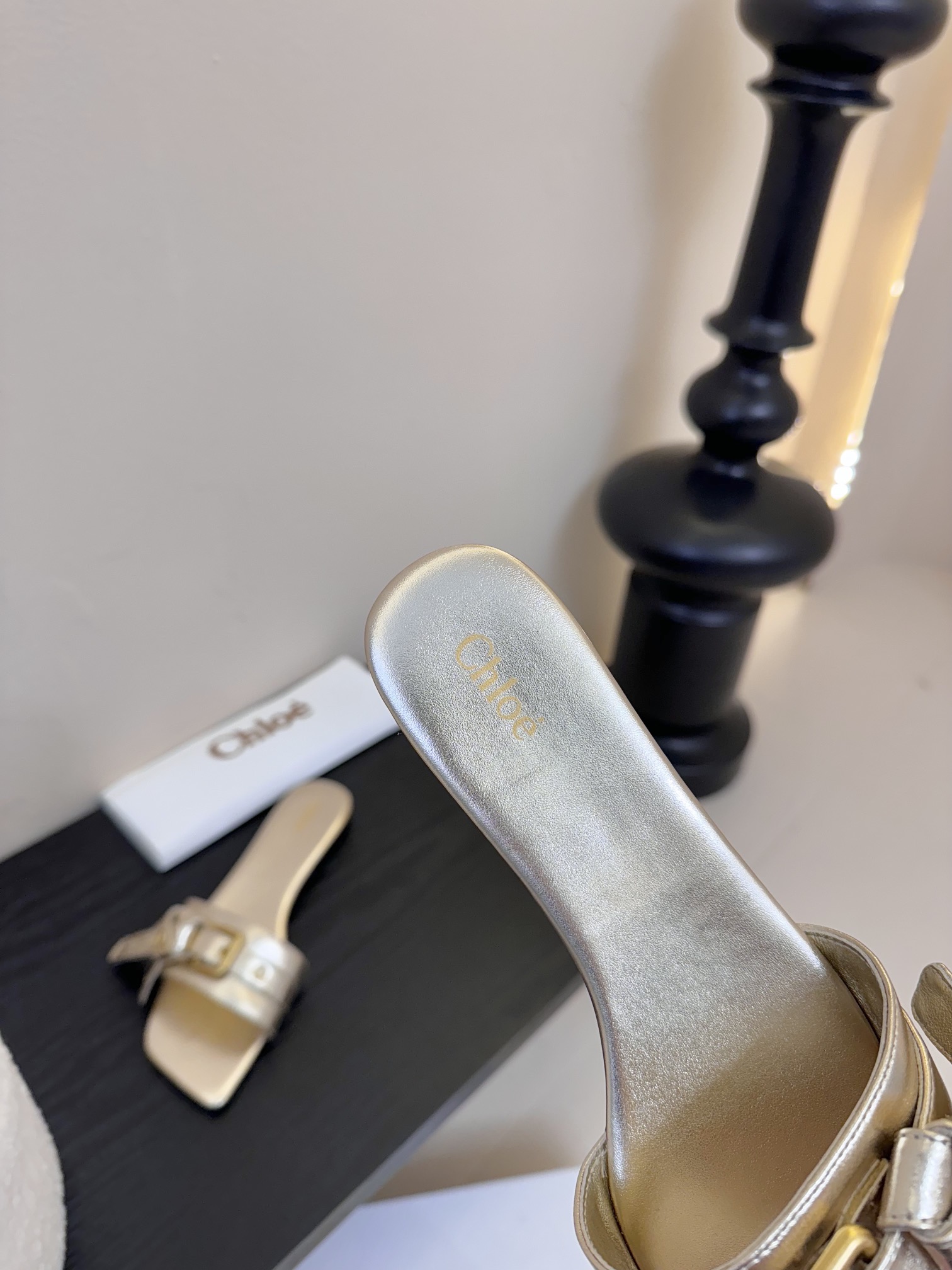 
Chloe 蔻依25春夏新款绝美蝴蝶结扣带方头平底拖鞋！时尚界久违的极简之美🔥
经典时尚配色 毫不费力