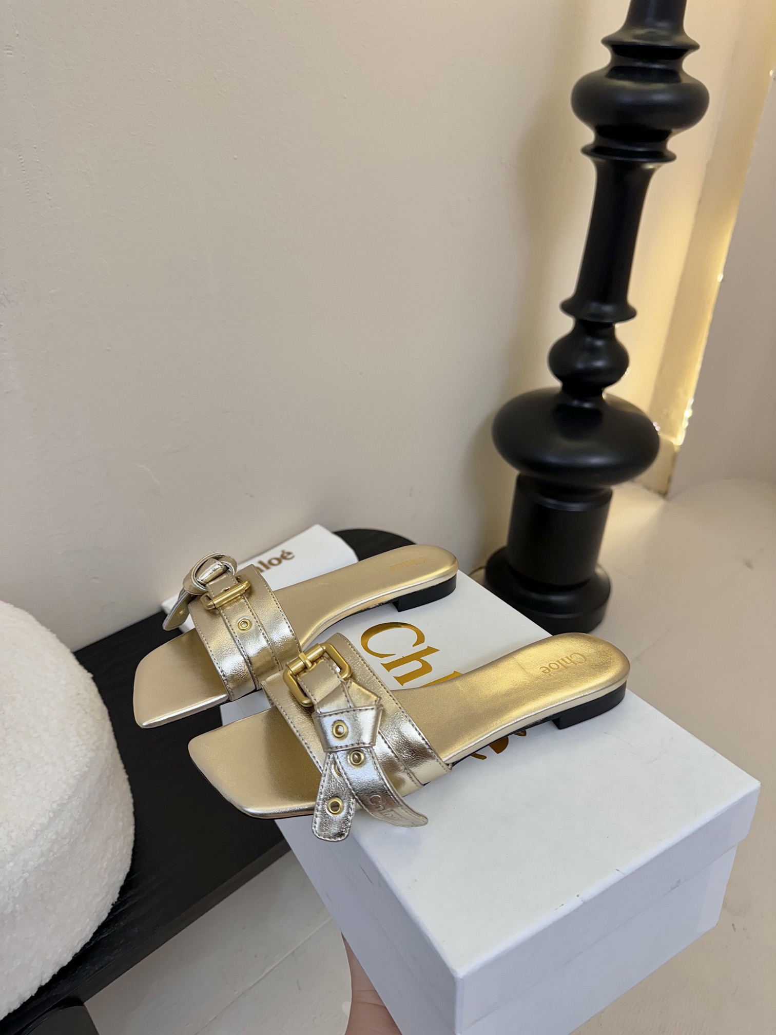 
Chloe 蔻依25春夏新款绝美蝴蝶结扣带方头平底拖鞋！时尚界久违的极简之美🔥
经典时尚配色 毫不费力