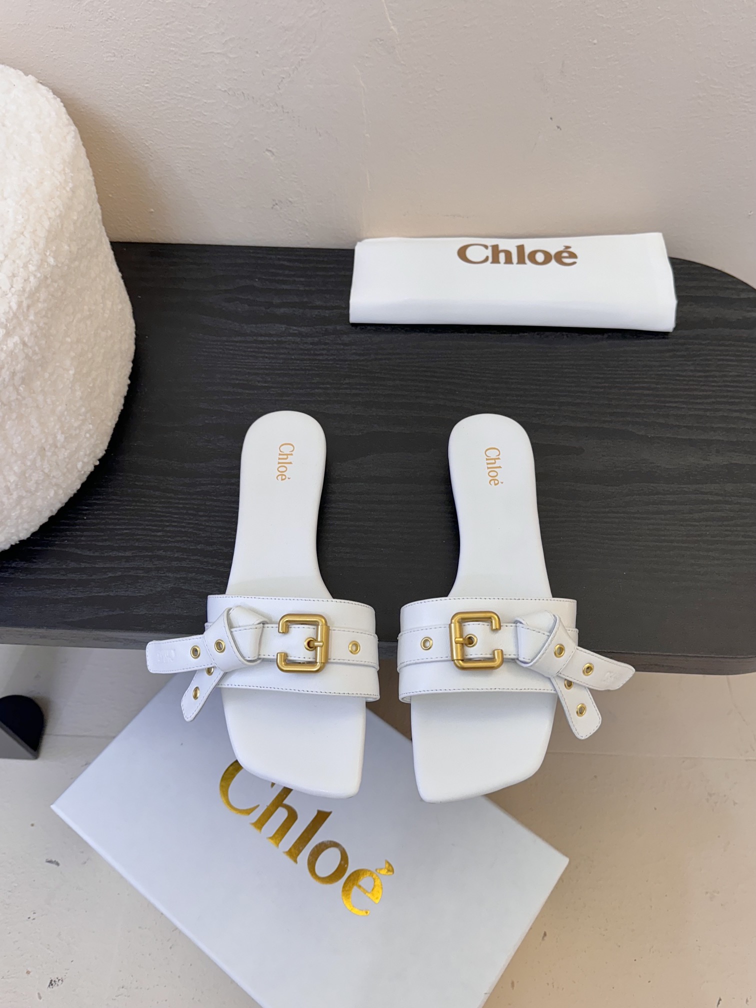 
Chloe 蔻依25春夏新款绝美蝴蝶结扣带方头平底拖鞋！时尚界久违的极简之美🔥
经典时尚配色 毫不费力