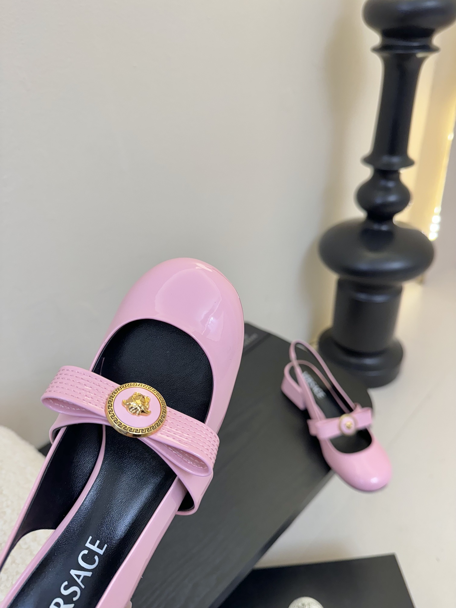 
Versace 范思哲2025春夏新款蝴蝶结 粗跟圆头玛丽珍后空凉鞋！
米兰秀场同简约干练的版型
鞋面
