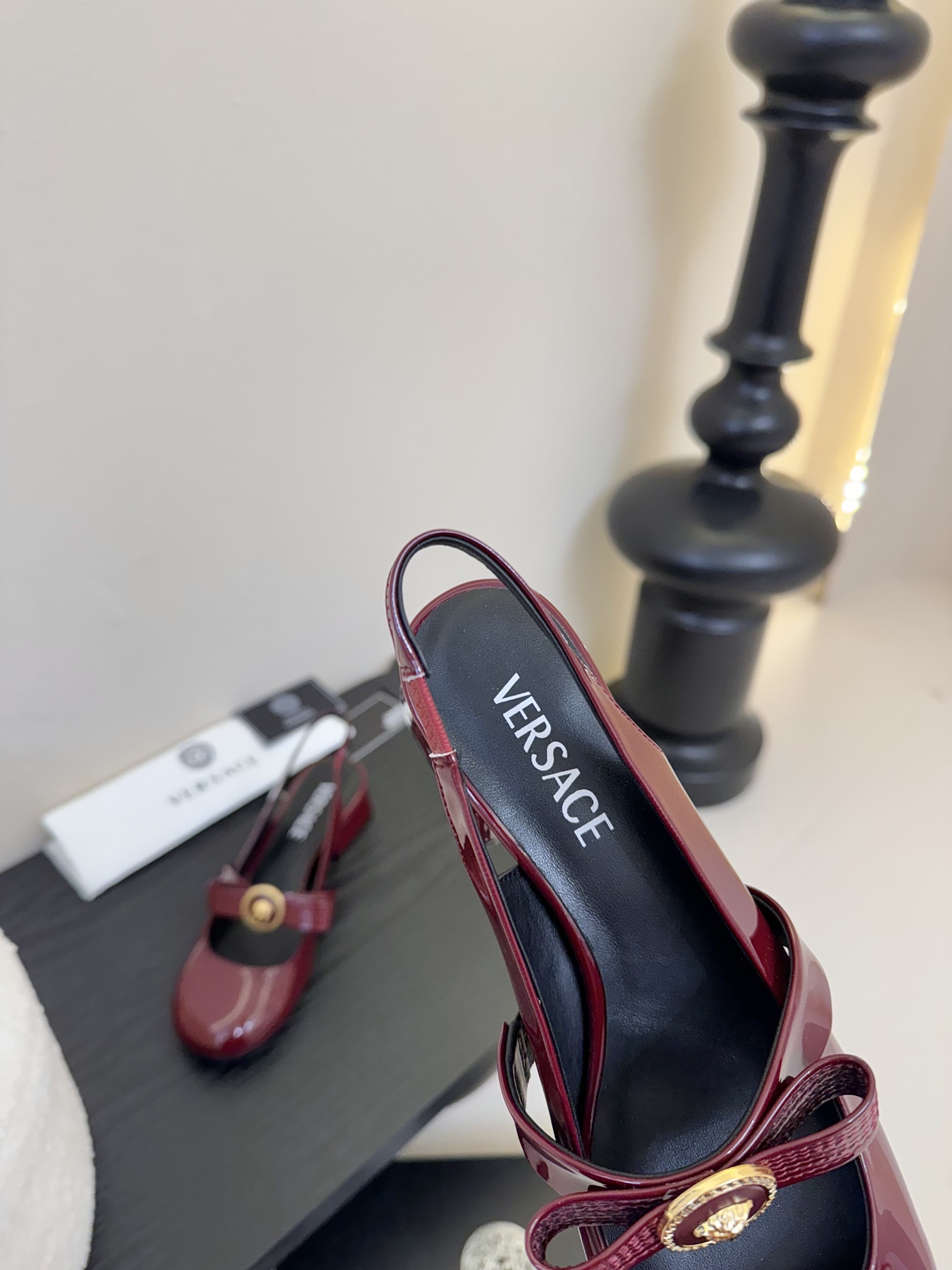 
Versace 范思哲2025春夏新款蝴蝶结 粗跟圆头玛丽珍后空凉鞋！
米兰秀场同简约干练的版型
鞋面