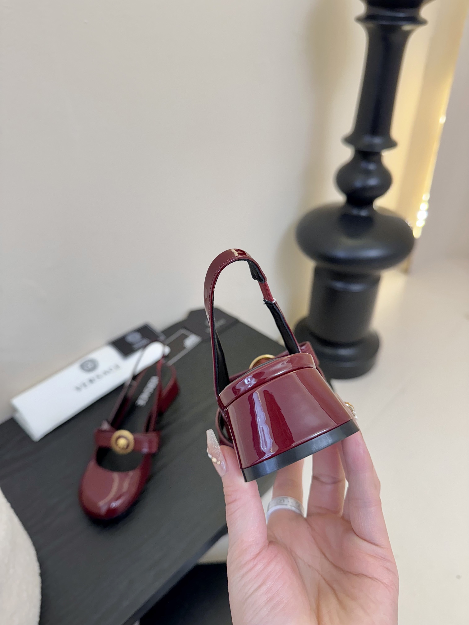 
Versace 范思哲2025春夏新款蝴蝶结 粗跟圆头玛丽珍后空凉鞋！
米兰秀场同简约干练的版型
鞋面