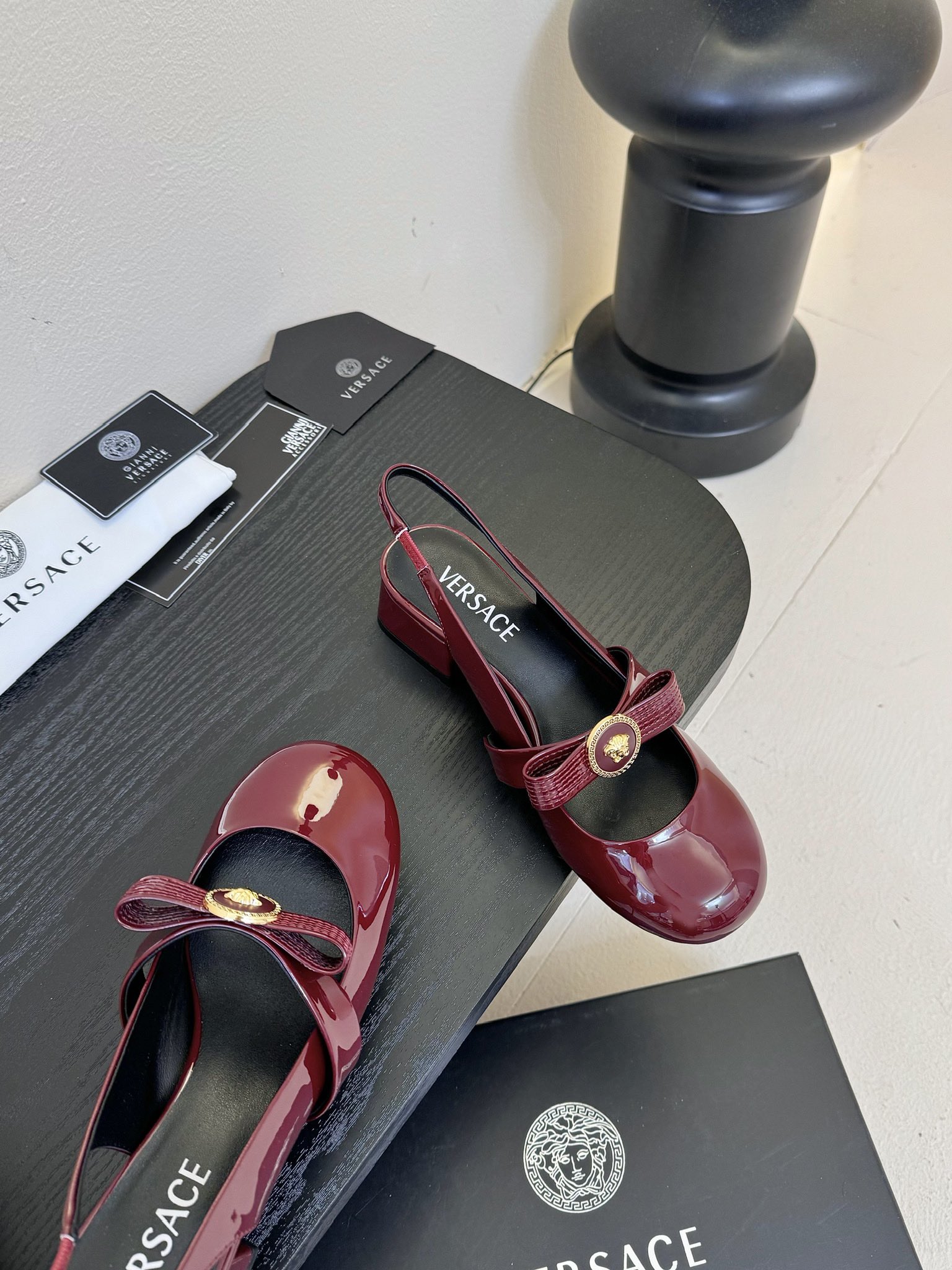 
Versace 范思哲2025春夏新款蝴蝶结 粗跟圆头玛丽珍后空凉鞋！
米兰秀场同简约干练的版型
鞋面