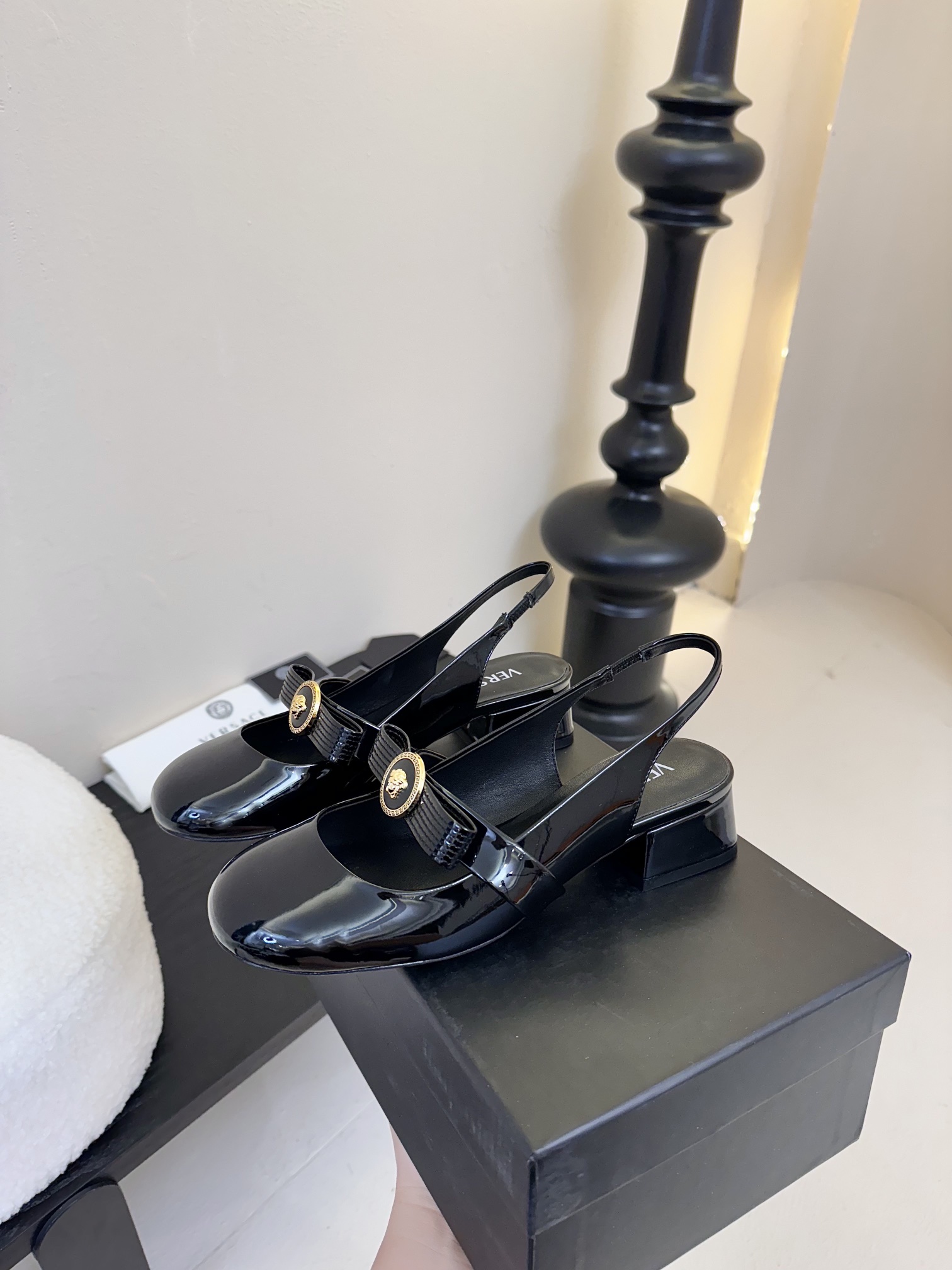 
Versace 范思哲2025春夏新款蝴蝶结 粗跟圆头玛丽珍后空凉鞋！
米兰秀场同简约干练的版型
鞋面