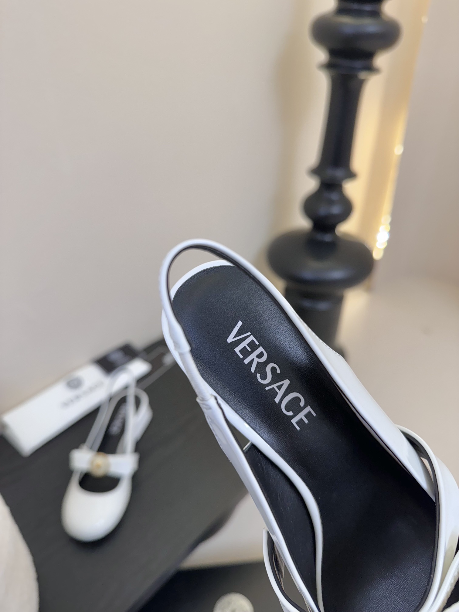 
Versace 范思哲2025春夏新款蝴蝶结 粗跟圆头玛丽珍后空凉鞋！
米兰秀场同简约干练的版型
鞋面