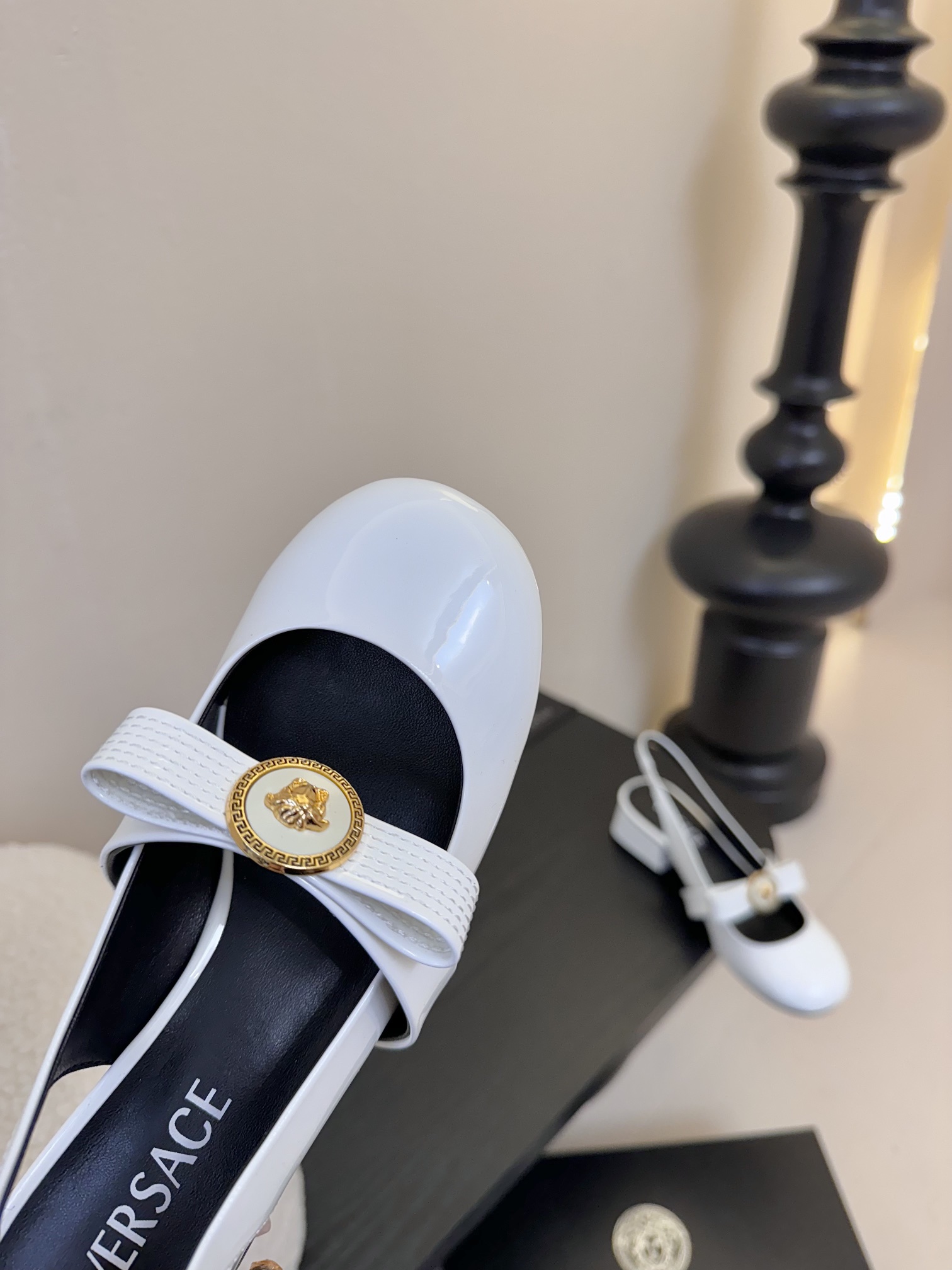 
Versace 范思哲2025春夏新款蝴蝶结 粗跟圆头玛丽珍后空凉鞋！
米兰秀场同简约干练的版型
鞋面