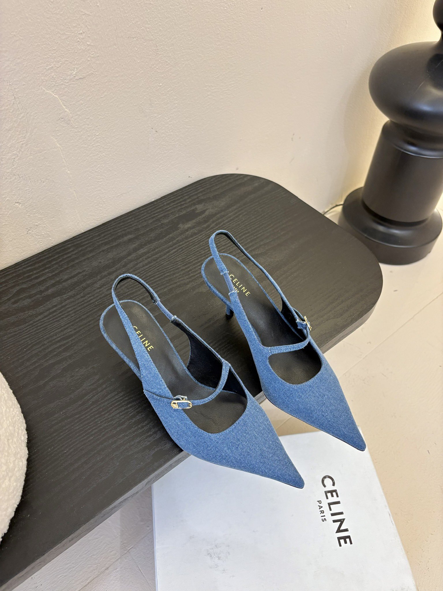 CELIN*经典复古尖头高跟鞋
塞林这系列真的很复古 
无敌搭配怎么穿都超级好看 
小尖头是设计巨显脚瘦