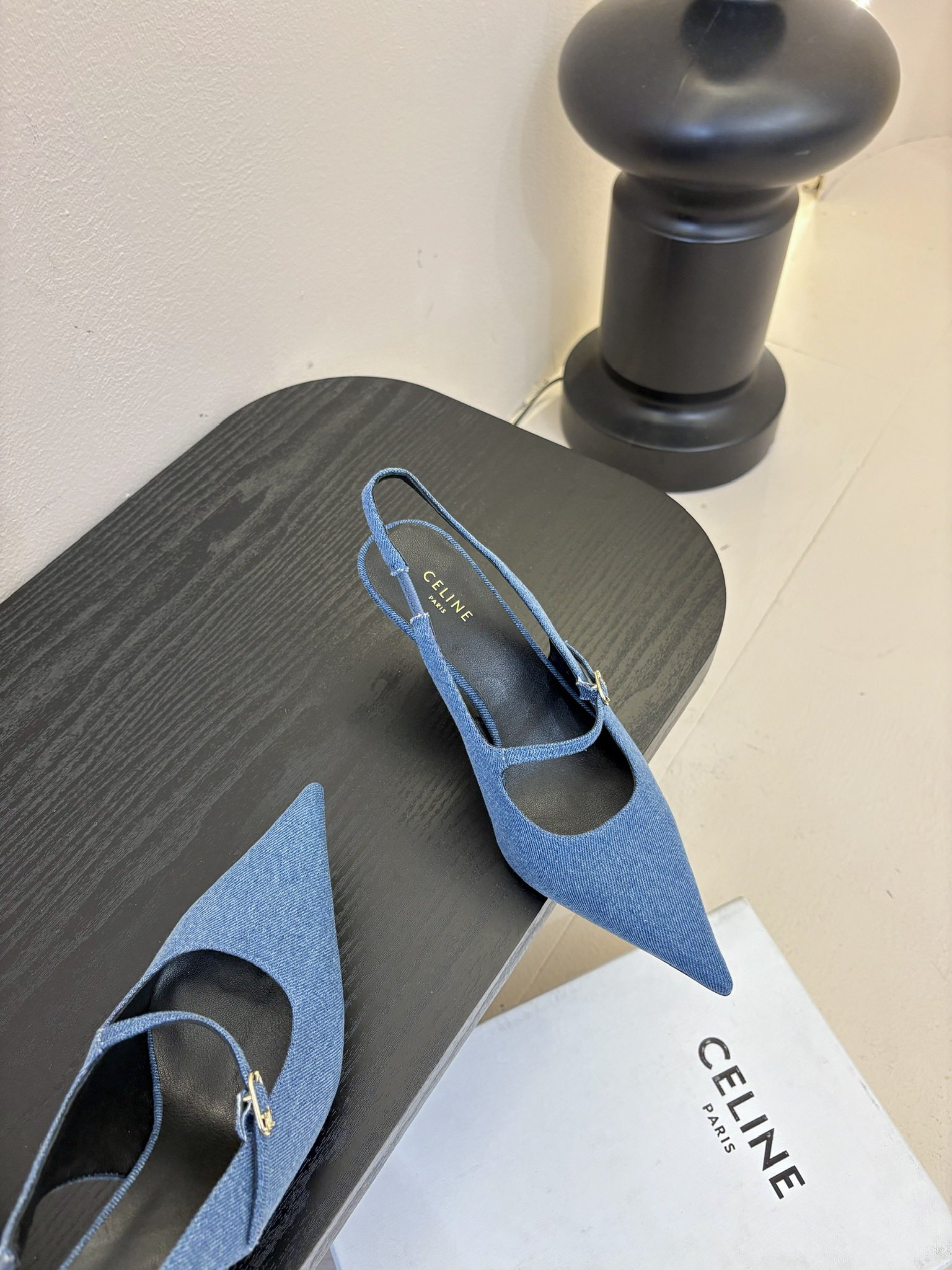 CELIN*经典复古尖头高跟鞋
塞林这系列真的很复古 
无敌搭配怎么穿都超级好看 
小尖头是设计巨显脚瘦